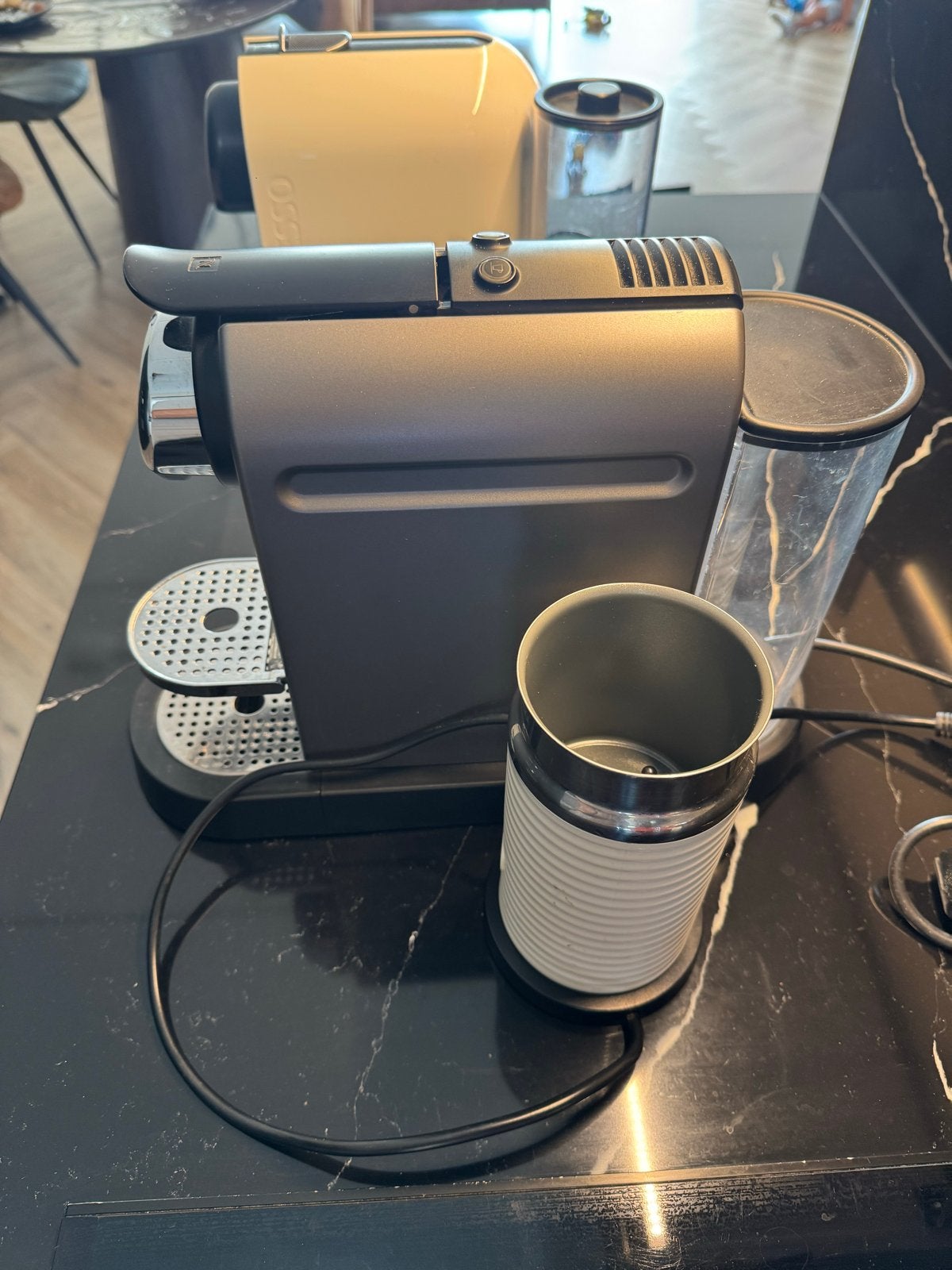 Nespresso apparaat met melkopschuimer, Ophalen, Espresso apparaat, Zo goed als nieuw, Koffiepads en cups