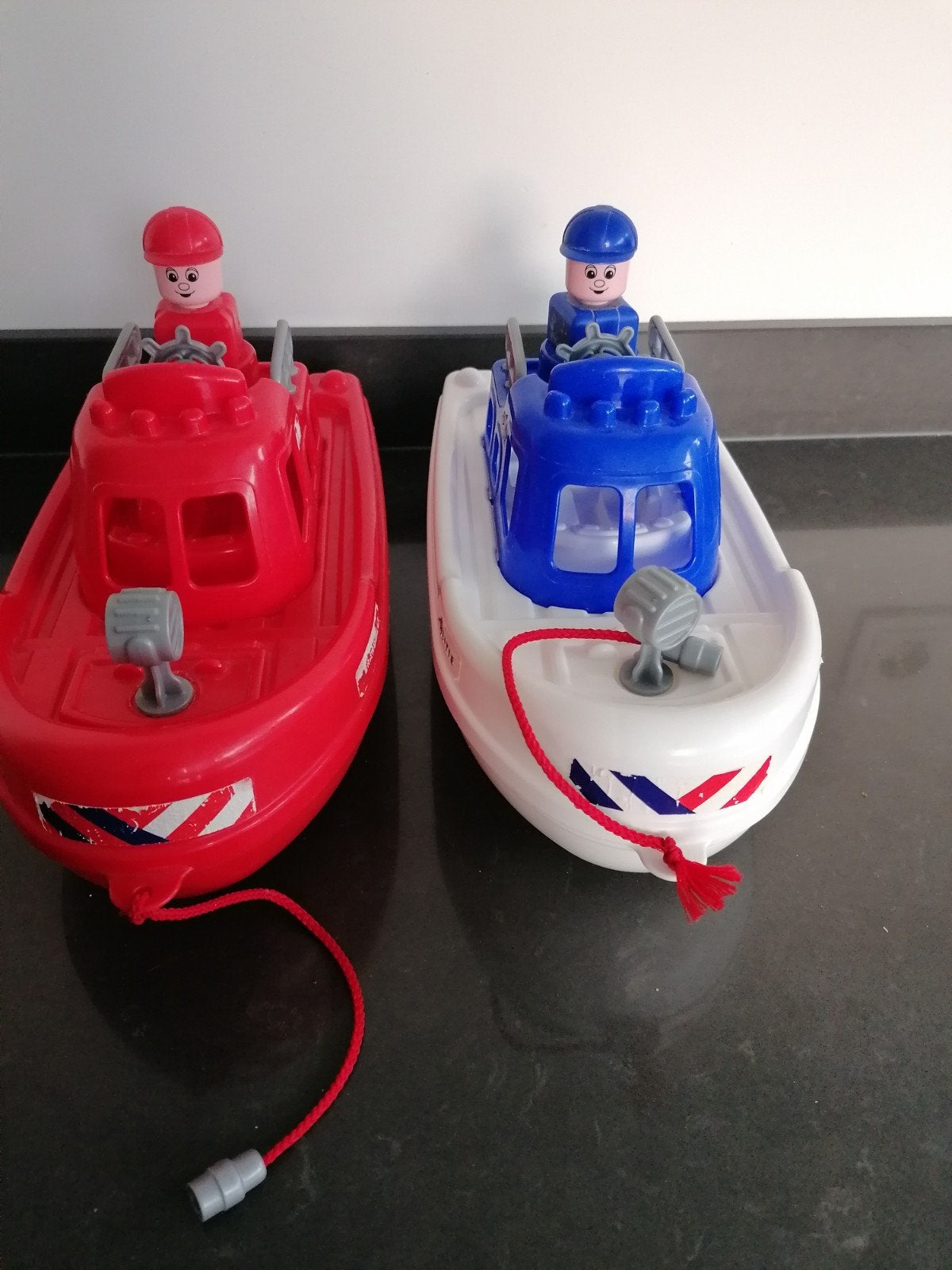 Speelgoedbootjes: Politieboot en Brandweerboot, Ophalen, Gebruikt