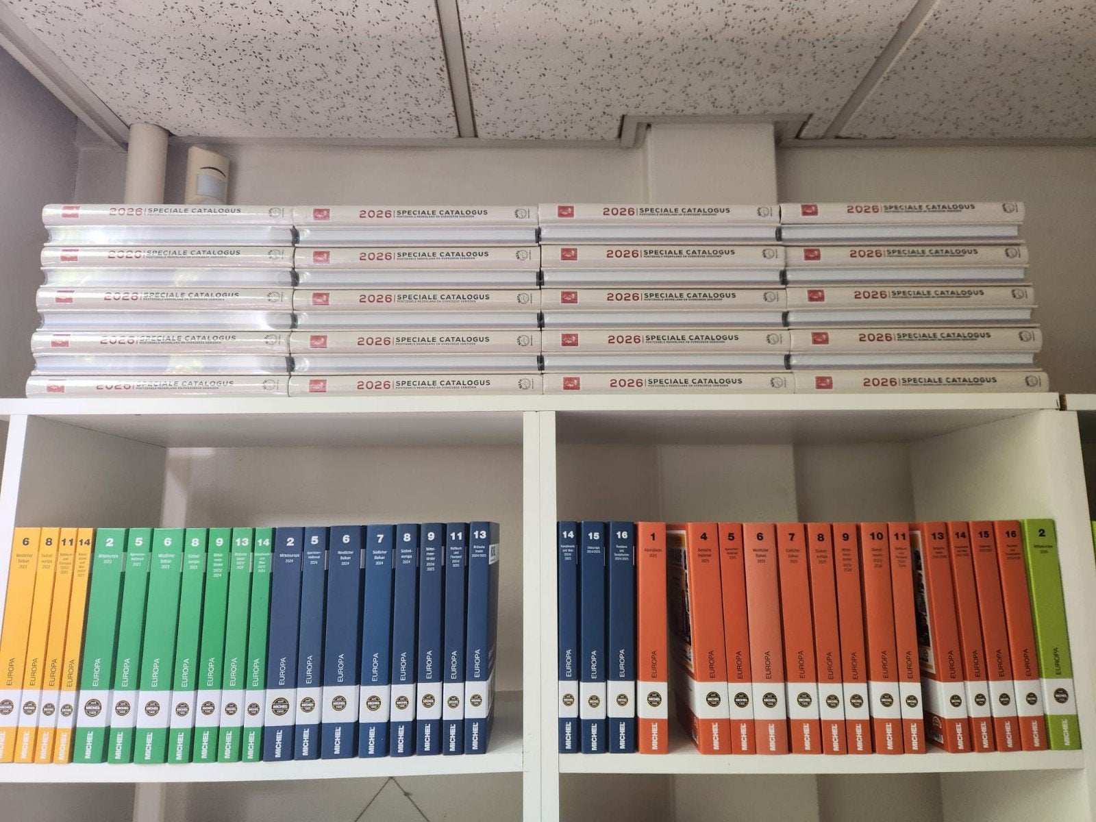 Grote collectie postzegelcatalogi (Michel, Yvert, NVPH), Postzegels en Munten, Postzegels | Toebehoren, Verzenden