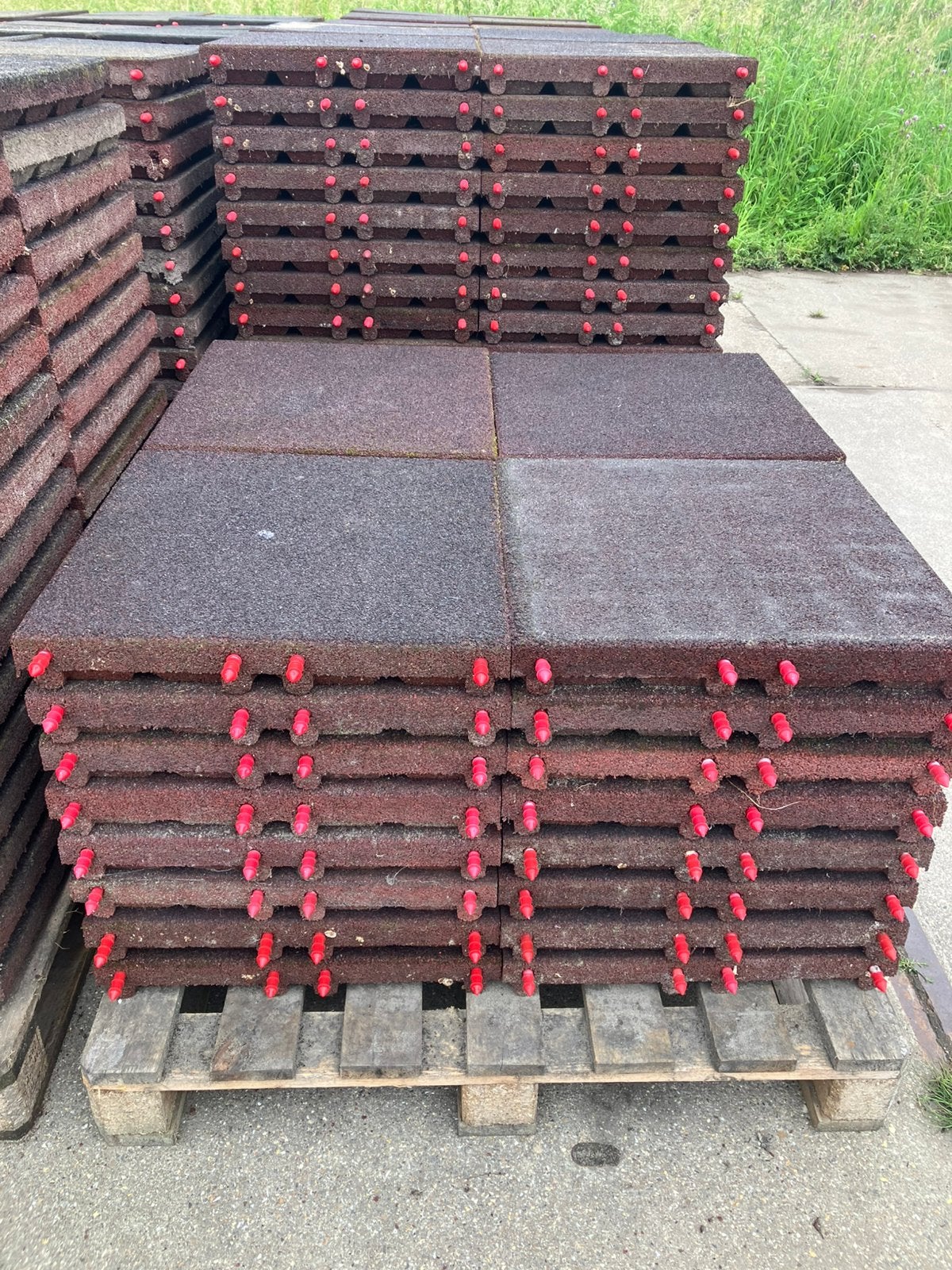 260 vochtdoorlatende rubberen tegels 50x50x6,5cm, Ophalen, Q, Info@handelsondernemingkok.nl, Zo goed als nieuw