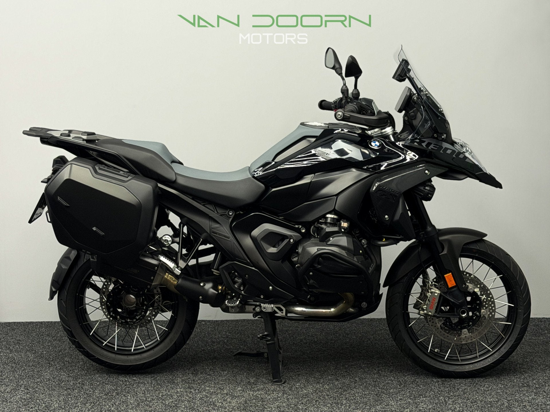 BMW R 1300 GS | Triple Black | BTW | Remus | Koffers | Full, Info@vandoornmotors.nl, Kraaivenstraat 23-5
5048AB  TILBURG, NL, Bedrijf