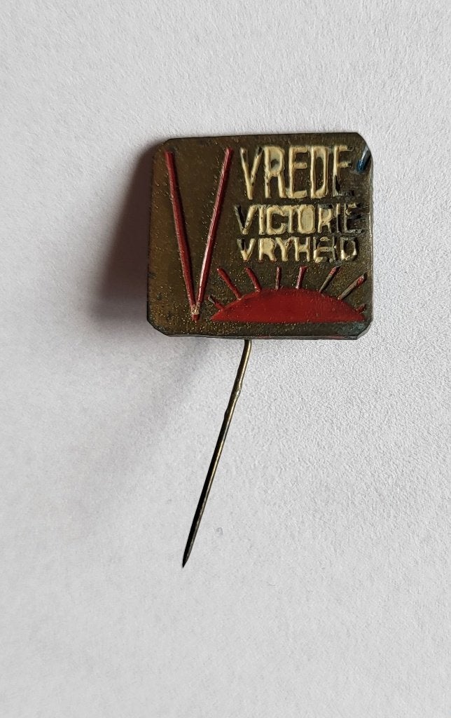 Stil Verzet Vrede Victorie Vrijheid speldje, Verzamelen, Niet vindbaar, Niet vindbaar, Overige soorten, Nederland