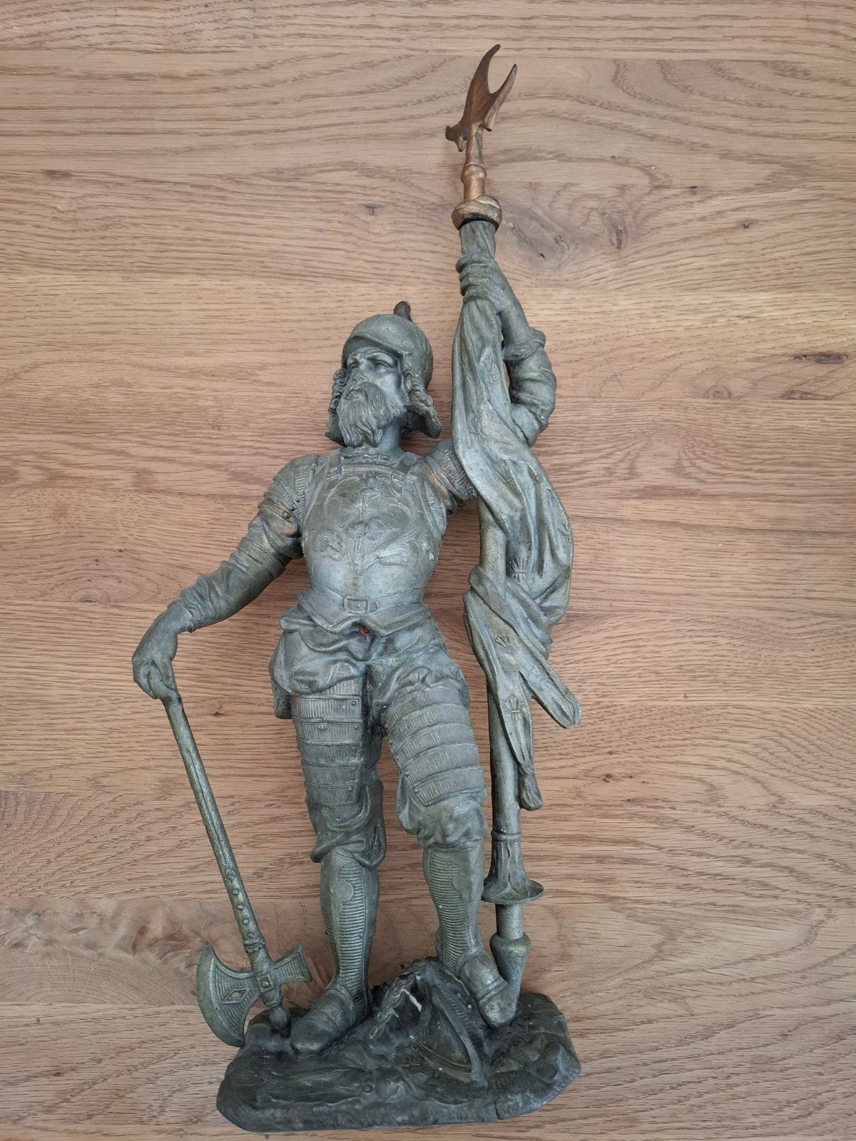 Bronzen Beeld van een Krijger met Bijl en Vaandel, Ophalen of Verzenden, 20 - 50 cm, Beeld, Bruin