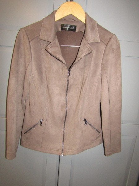 G1066 Barbara Lebek mt 40 jasje suedine imitatiesuède taupe, Maat 38/40 (M), Overige kleuren, Verzenden, Zo goed als nieuw