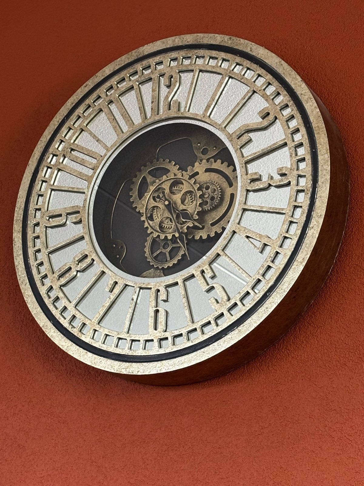 Grote goudkleurige wandklok - 60 cm diameter, Huis en Inrichting, Woonaccessoires | Klokken, Ophalen, Goud, Zichtbaar uurwerk