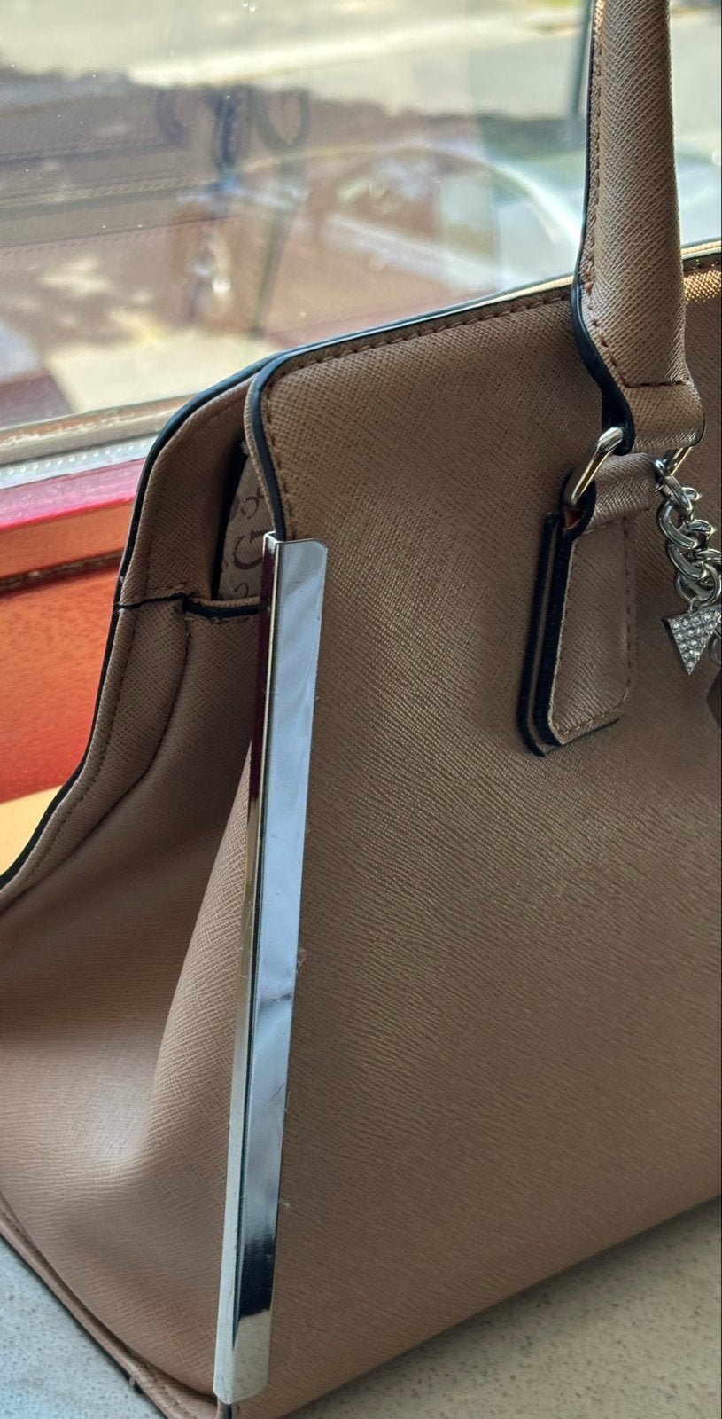 Guess Handtas Beige Zo Goed Als Nieuw, Sieraden, Tassen en Uiterlijk, Tassen | Damestassen, Ophalen of Verzenden, Zo goed als nieuw