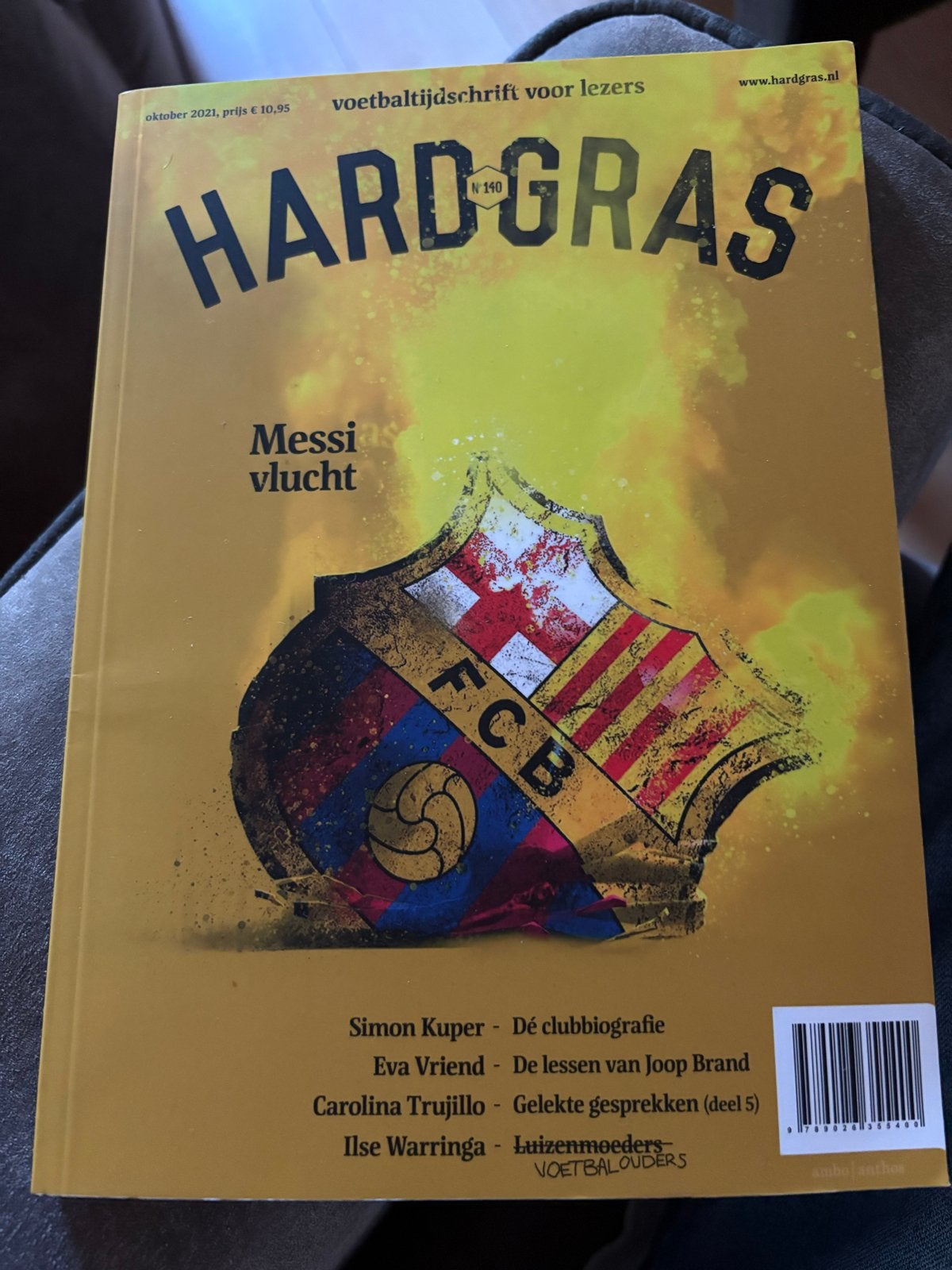 Hard Gras N140 - Voetbaltijdschrift Messi vlucht, Ophalen of Verzenden, Zo goed als nieuw, Sport en Vrije tijd