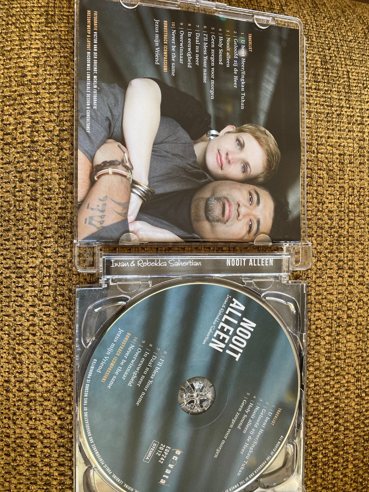 Iwan & Rebekka Sahertian - Nooit Alleen & Ik Eer U, Cd's en Dvd's, Inclusief DVD, Ophalen of Verzenden, Zo goed als nieuw, Christelijke pop