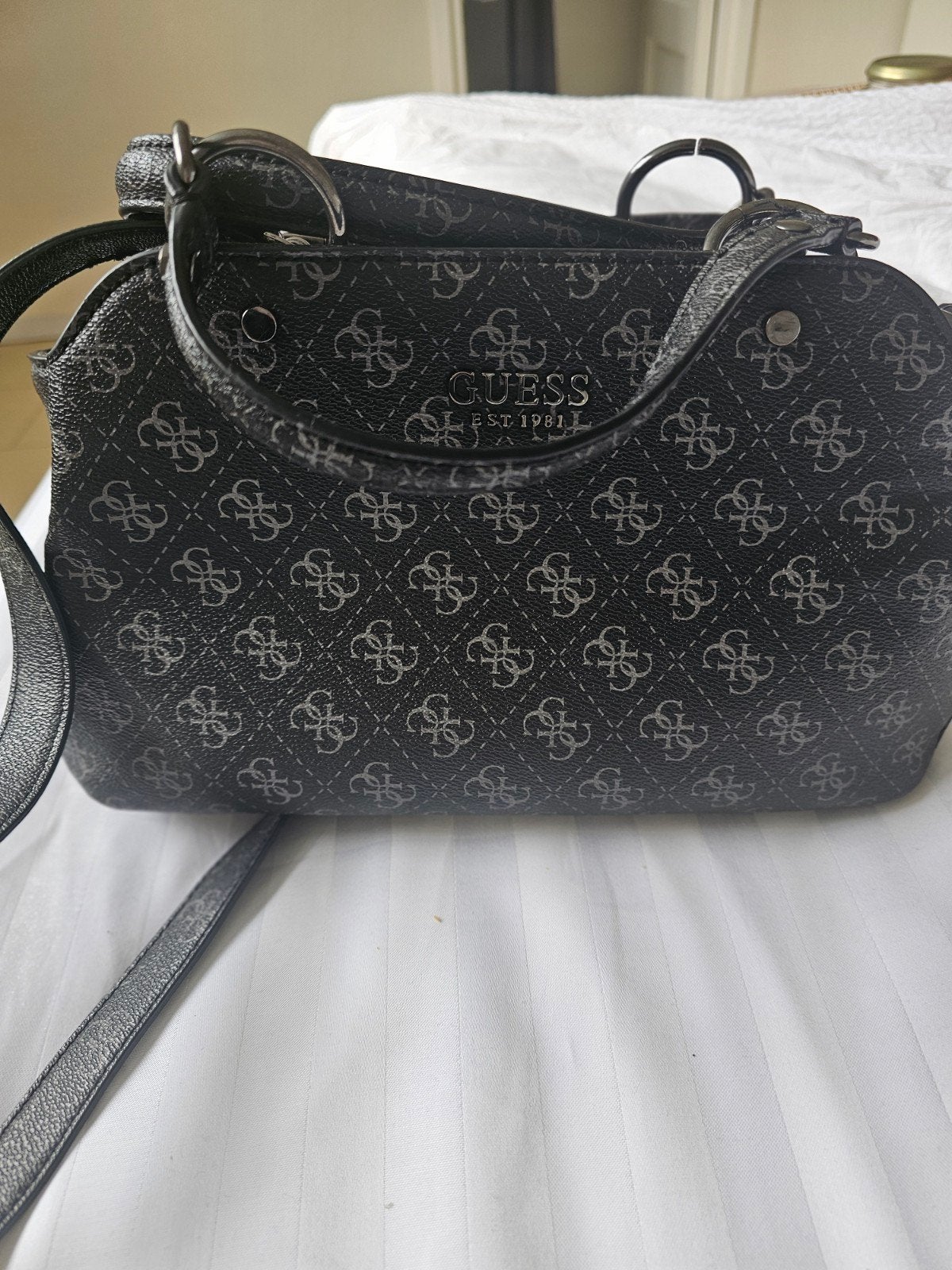 Guess Handtas Zwart met Logo Patroon en Hart Bedel, Sieraden, Tassen en Uiterlijk, Ophalen of Verzenden, Zo goed als nieuw, Zwart