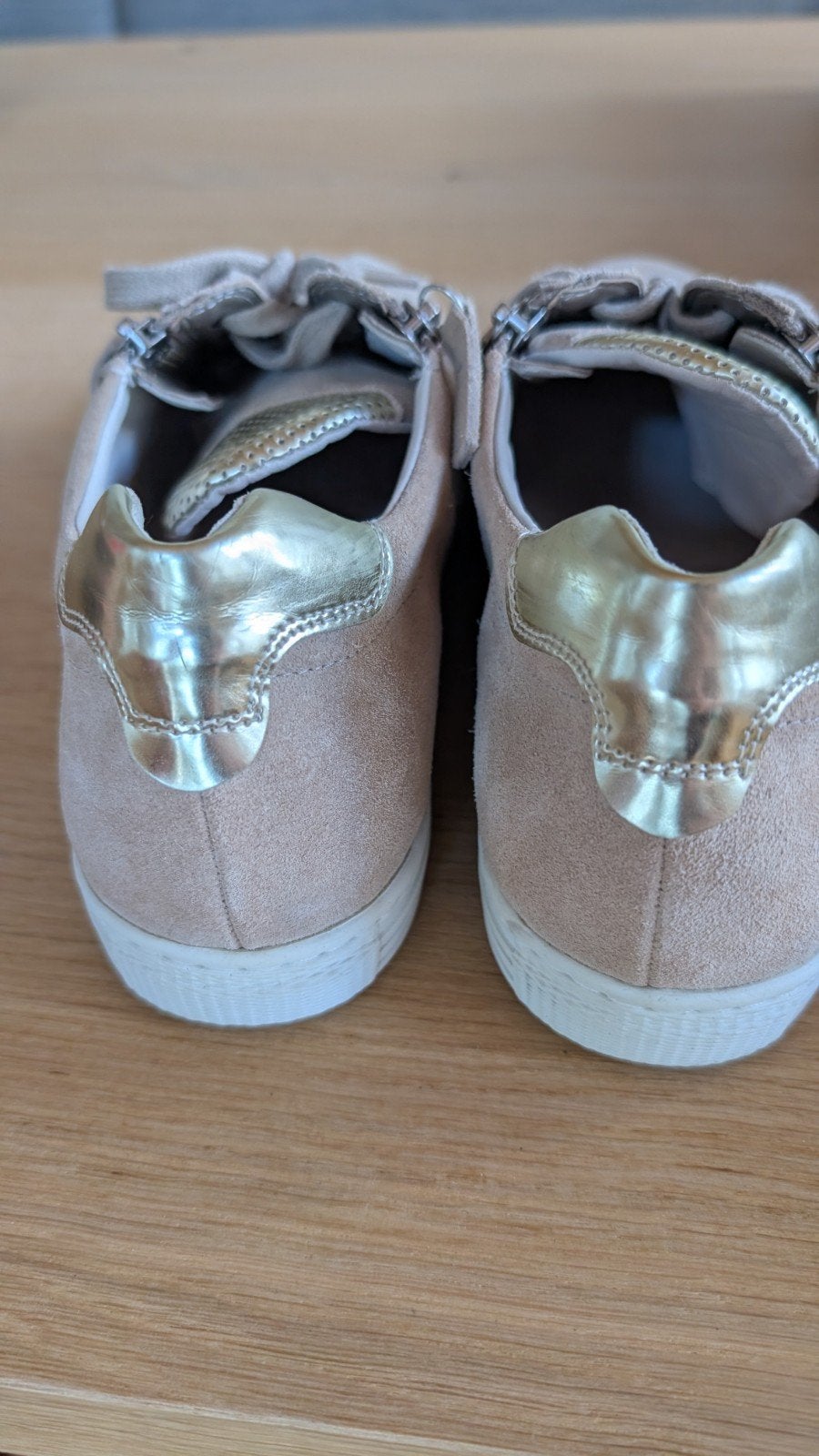 Gabor sneakers beige met gouden details maat 7, Kleding | Dames, Schoenen, Beige, Gabor, Ophalen of Verzenden, Sneakers of Gympen