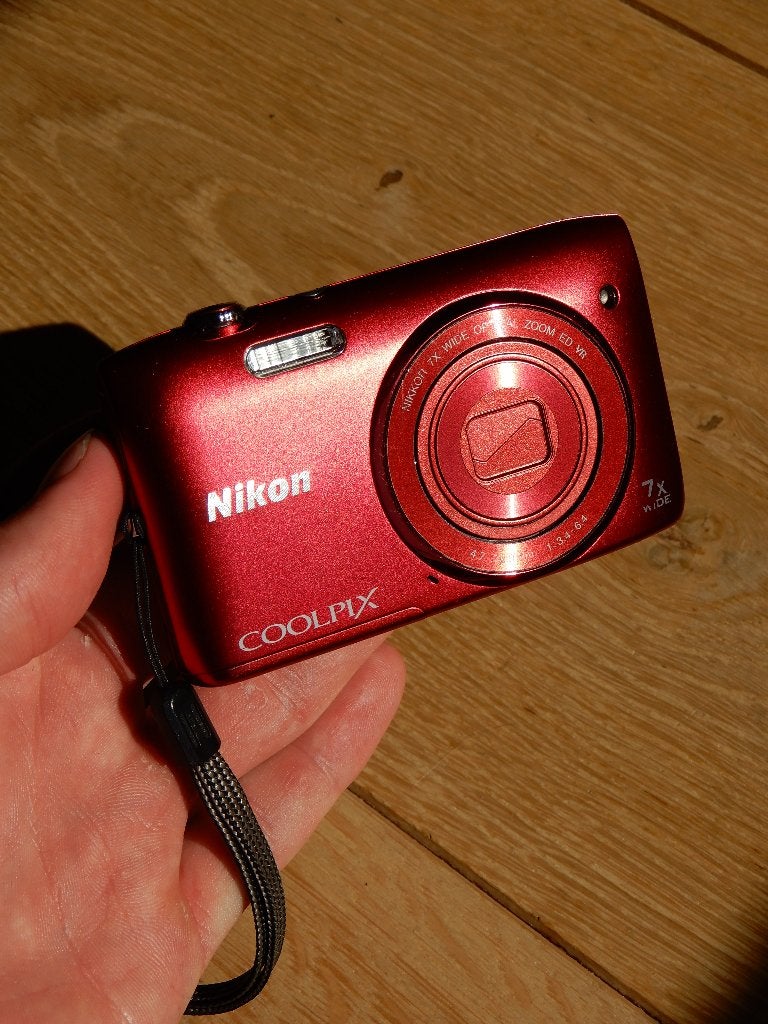 donkerrode Nikon Coolpix S3500 20,1mp 7xzoom digicam, Ingebouwde flitser, Ophalen of Verzenden, Zo goed als nieuw, Compactcamera