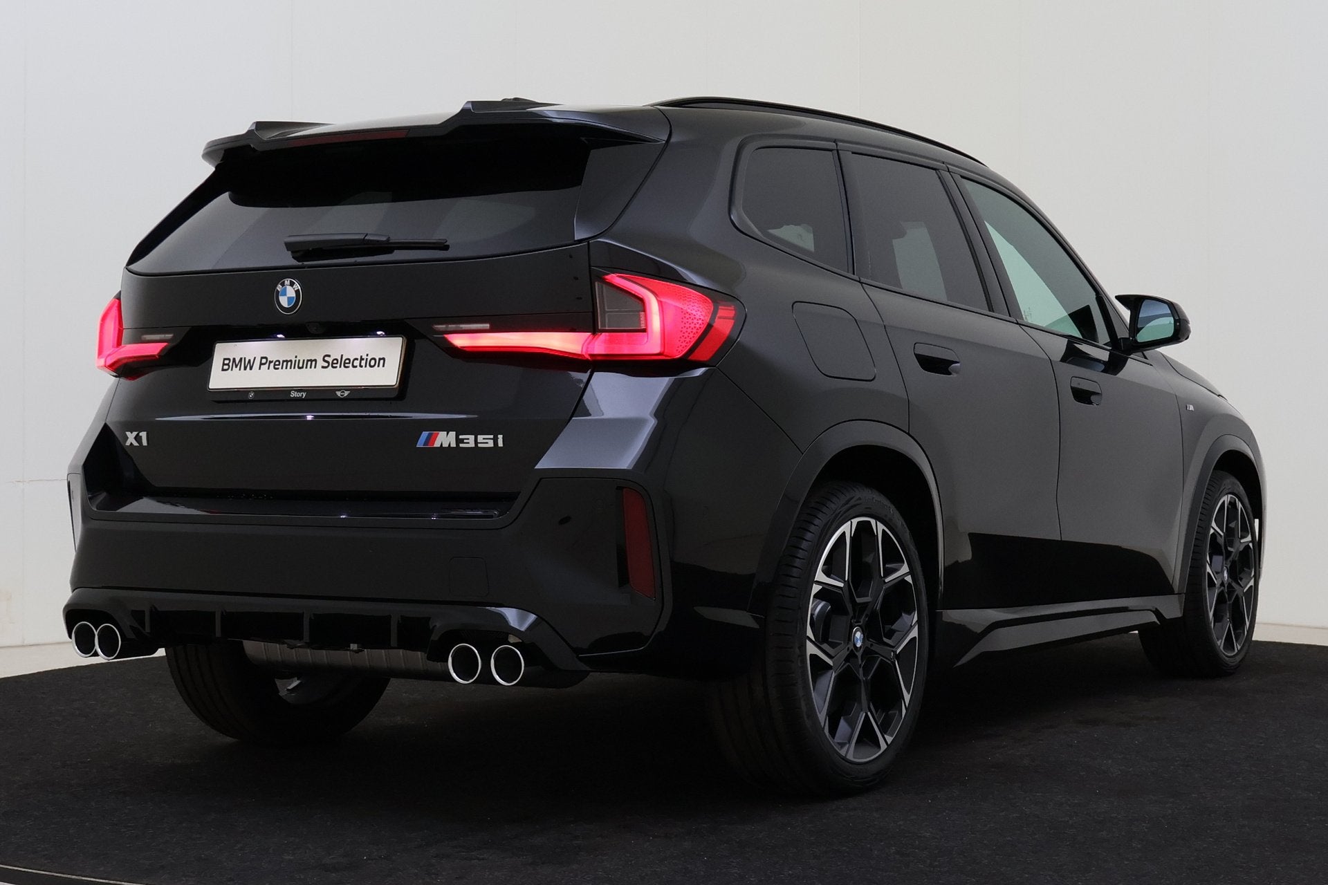 BMW X1 M35i High Executive Automaat / Panoramadak / M Sports, Auto's, BMW, 1998 cc, 4 cilinders, Met garantie (alle), Zwart