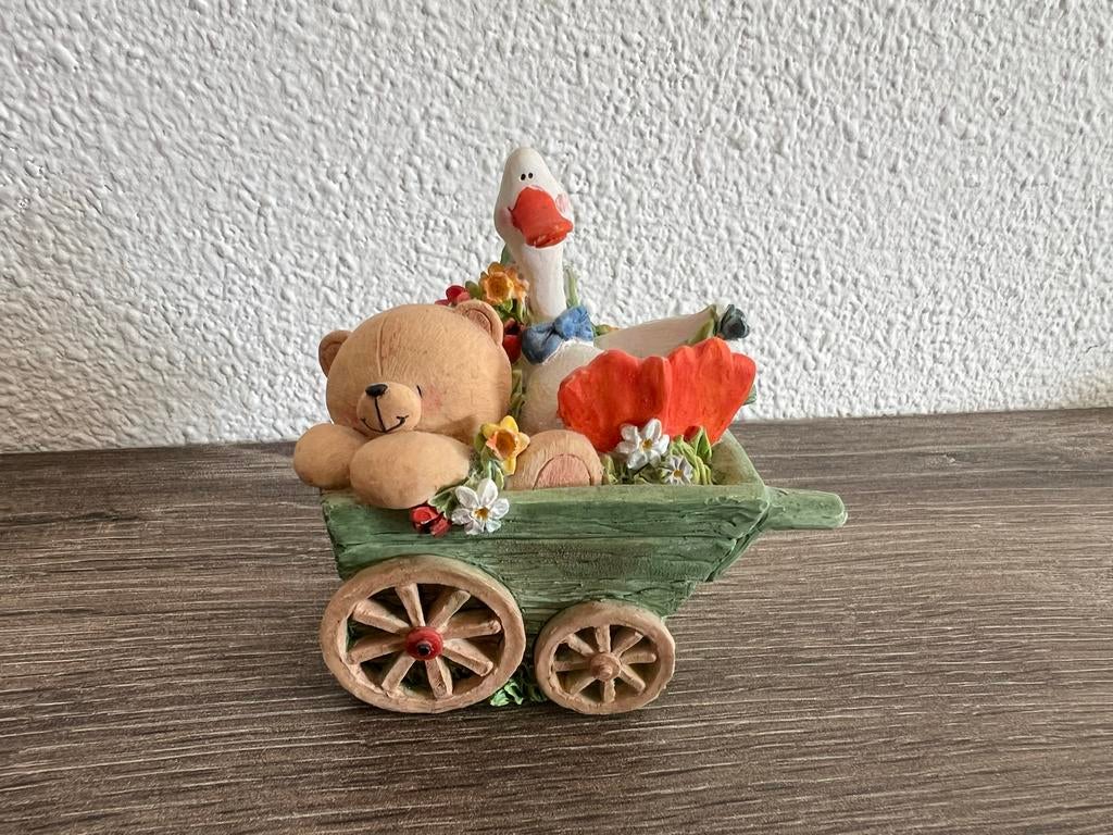 Decoratieve Kar met Beer, Gans en Bloemen, Meerkleurig, Ophalen of Verzenden, Steen/keramiek, Landelijk