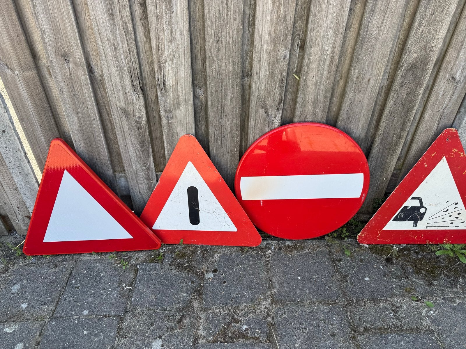 Set gebruikte diverse verkeersborden, Ophalen