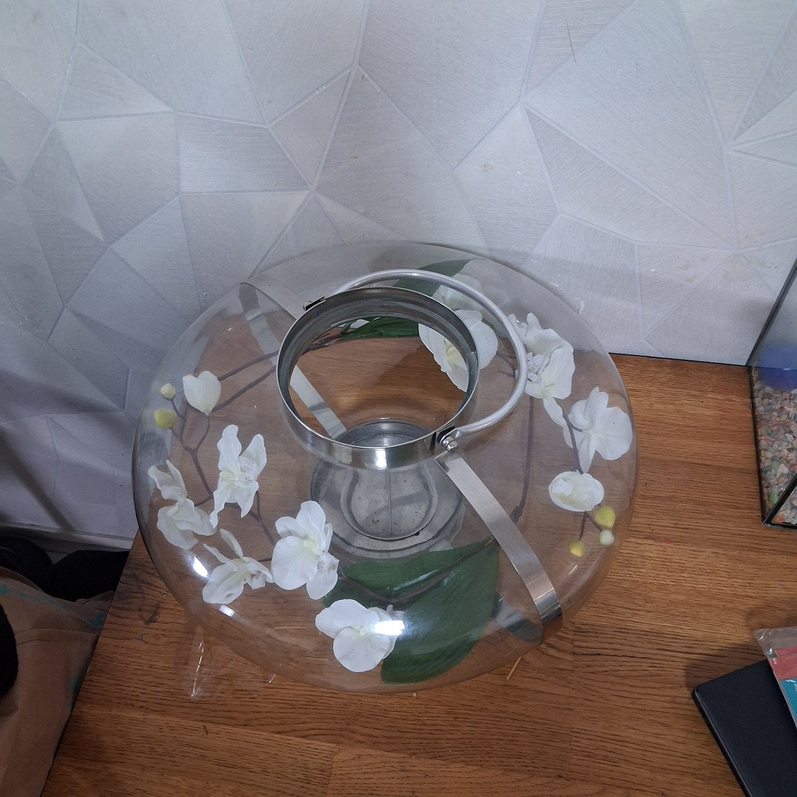 Grote glazen windlicht met metalen hengsel en orchideeën, Ophalen of Verzenden, Gebruikt, Meerkleurig, Glas