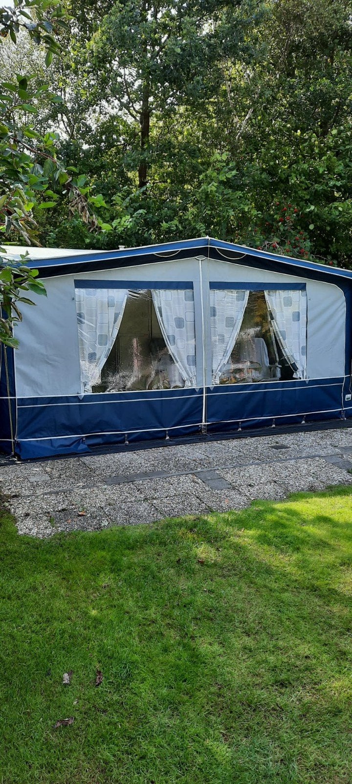 Wilk Caravan 2002 met vast bed en complete voorzieningen, Vast bed, Rondzit, Particulier, Kachel