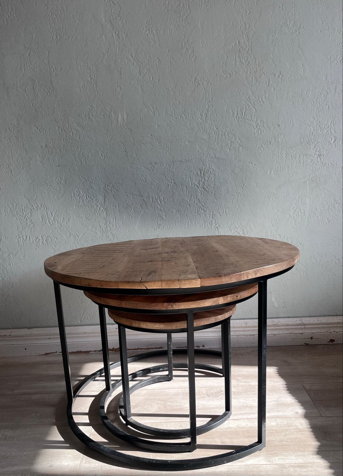 Set van 3 ronde bijzettafels van mango hout en metaal, Gebruikt, Rond, 55 tot 75 cm, Hout