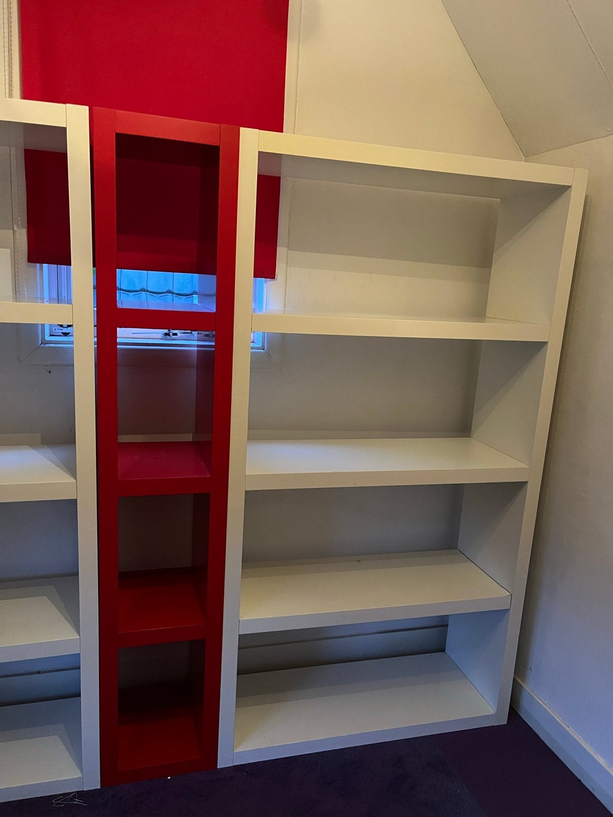 Moderne witte boekenkast met rood accent, Huis en Inrichting, Met plank(en), Gebruikt, 200 cm of meer, 150 tot 200 cm