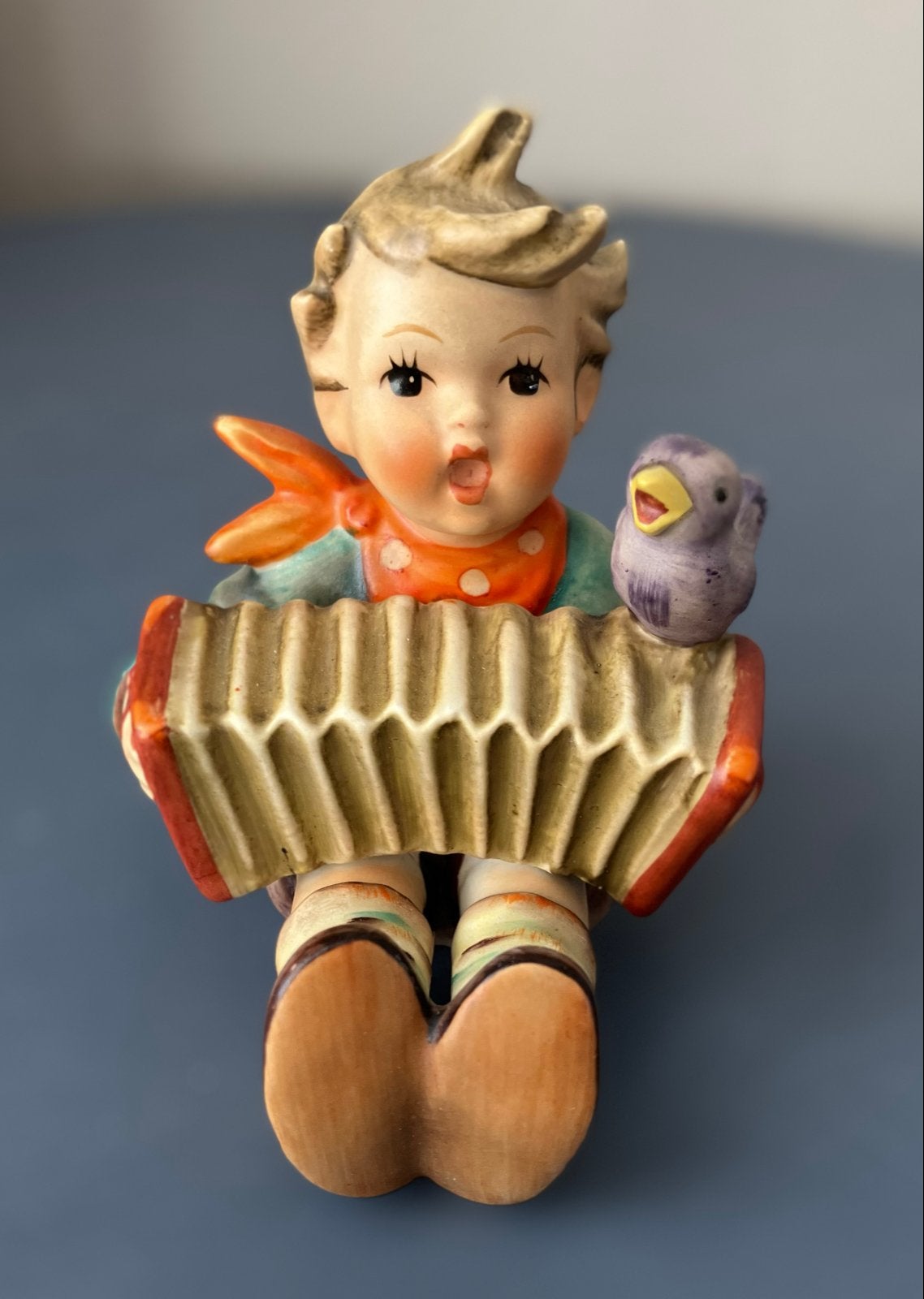 Vintage Hummel beeldje: Jongen met accordeon en vogel, 8 cm., Ophalen of Verzenden, Zo goed als nieuw, Hummel
