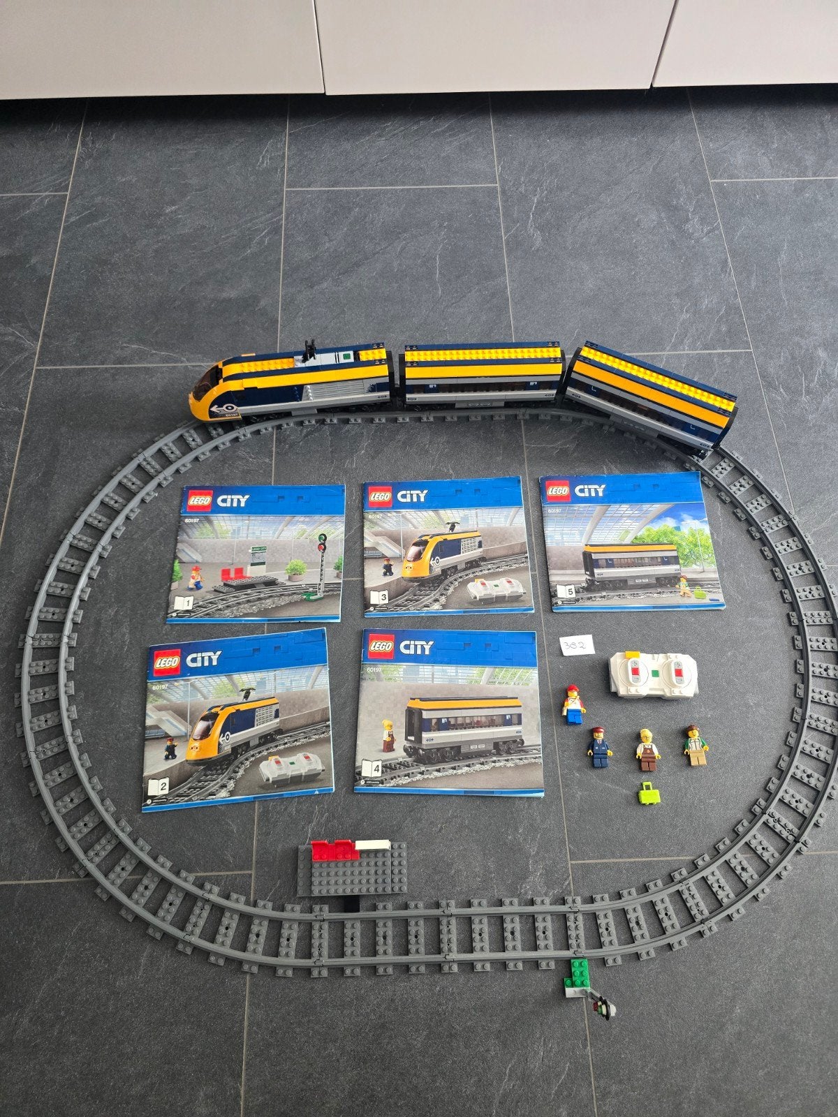 Lego City Passagier Trein 60197, Kinderen en Baby's, Speelgoed | Duplo en Lego, Ophalen of Verzenden, Zo goed als nieuw