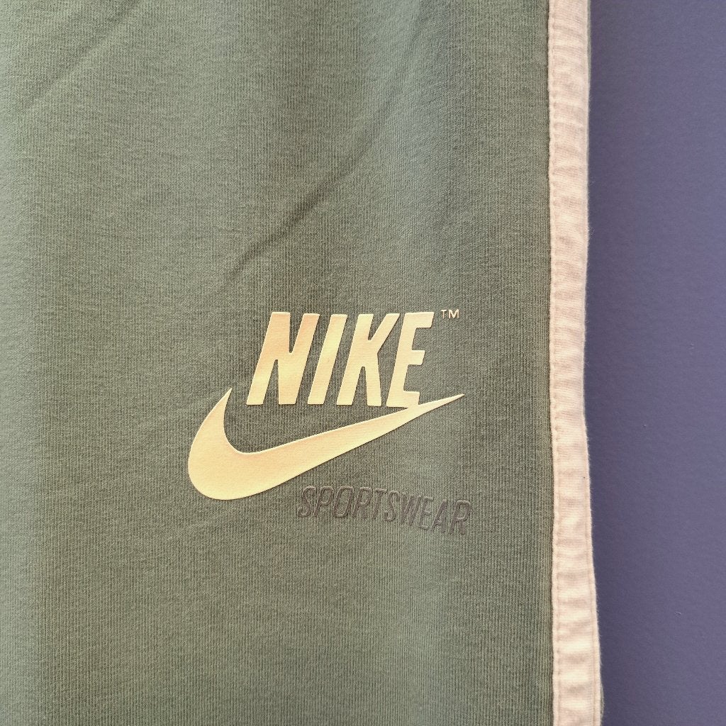 Nike Sportswear joggingbroek groen maat M (valt als S) 49483, ., Overige typen, Nike, Ophalen of Verzenden