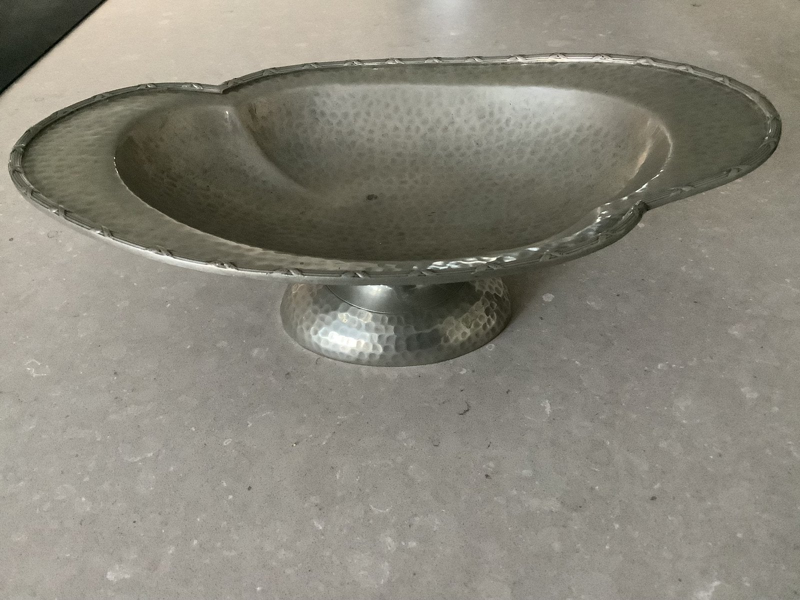 Vintage schaal op voet abbey pewter hand hammered, Huis en Inrichting, Woonaccessoires | Schalen en Manden, Ophalen of Verzenden
