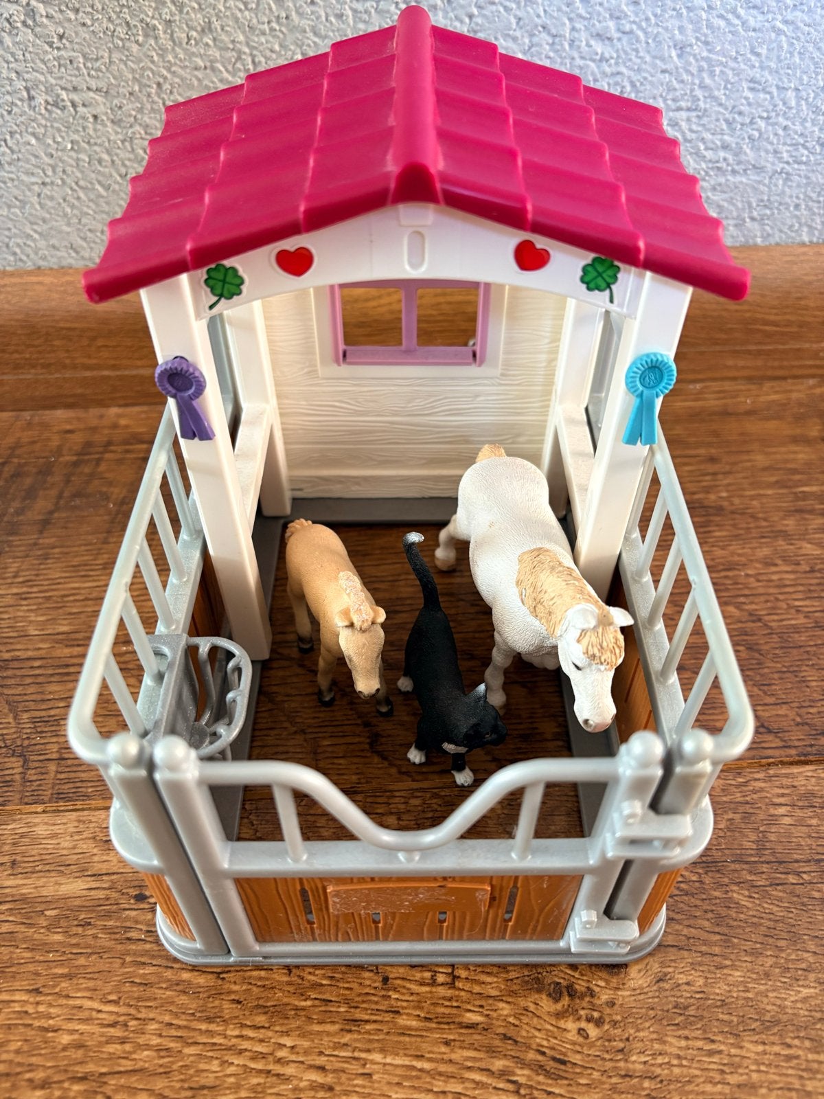 Schleich stal met twee paarden en een kat, Ophalen of Verzenden, Zo goed als nieuw