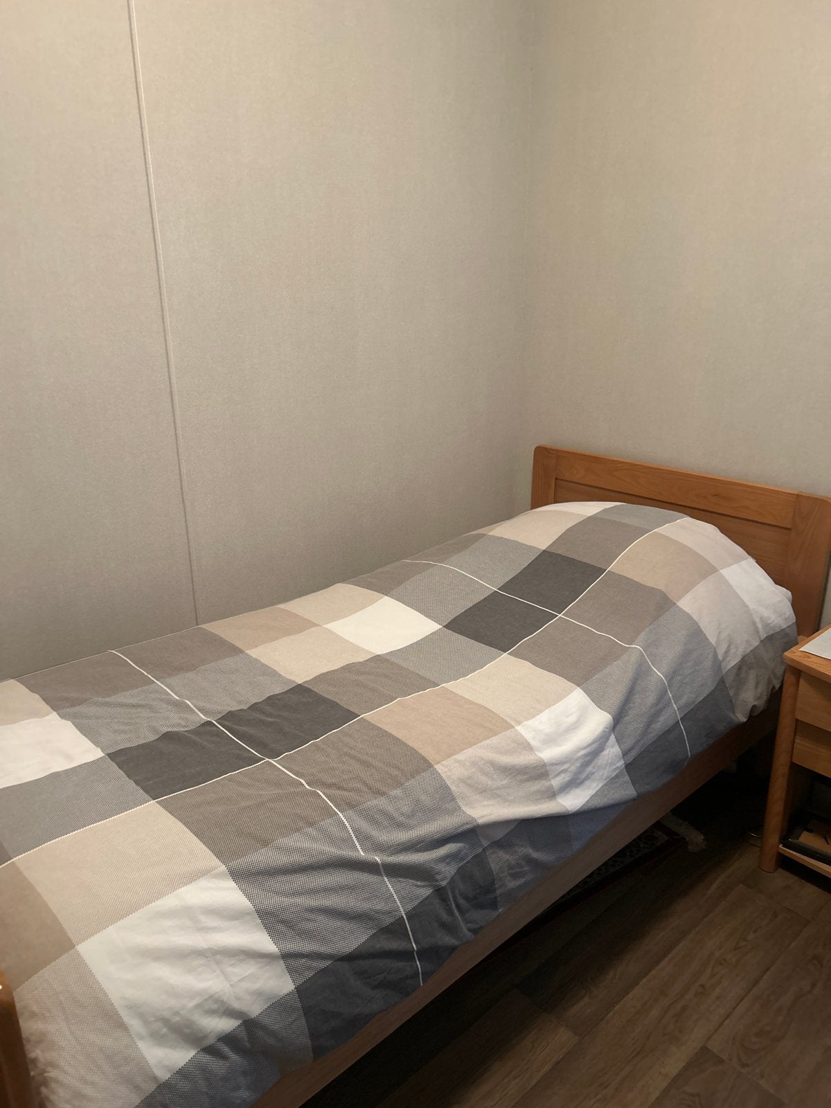 Eenpersoonsbed met electrische lattenbodem en nachtkastje, Ophalen, Gebruikt, 90 cm, Eenpersoons