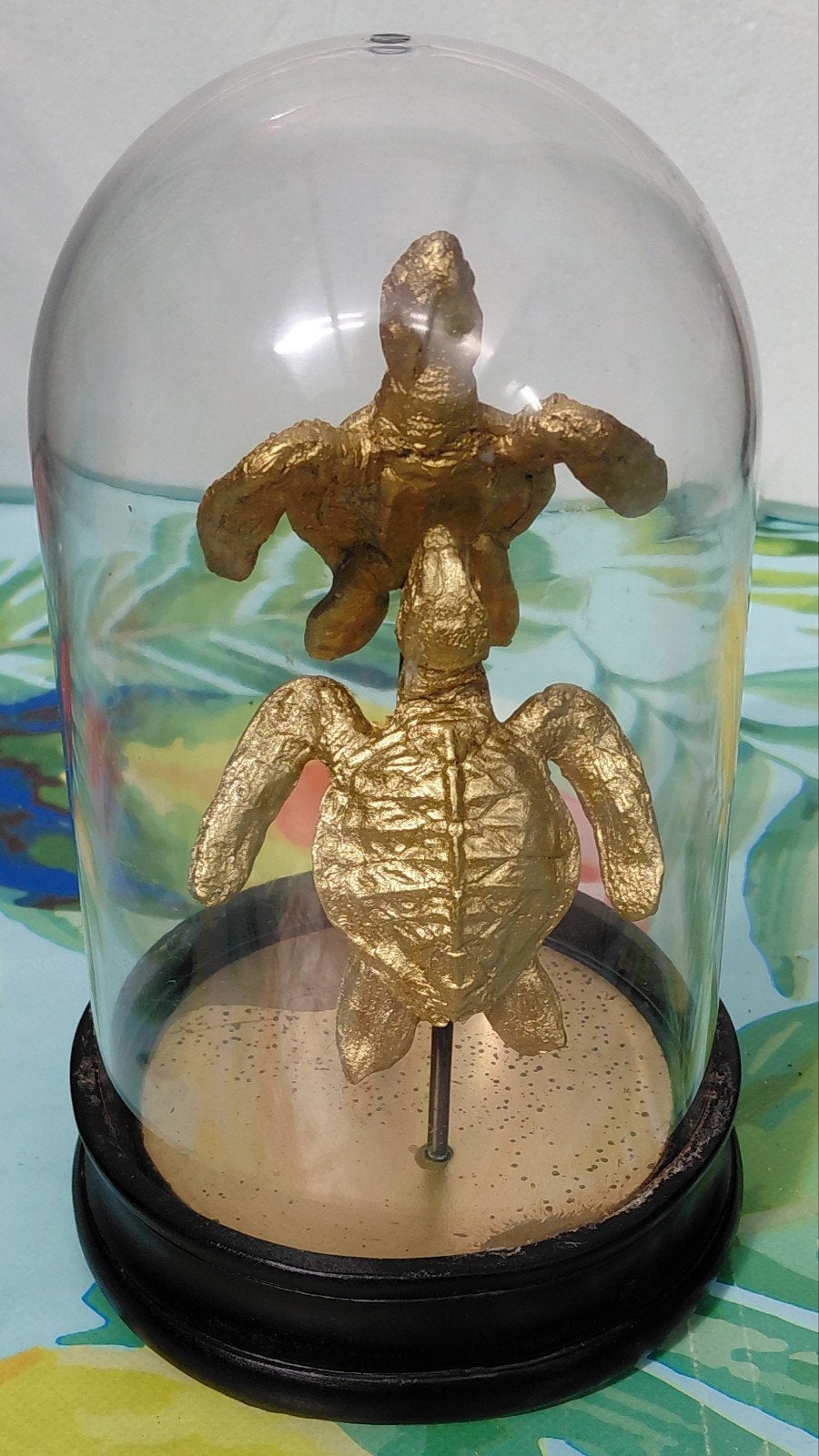 (208) Gouden schildpadden onder stolp - 18 cm hoog, Gebruikt, Overige stijlen, Ophalen of Verzenden, Goud