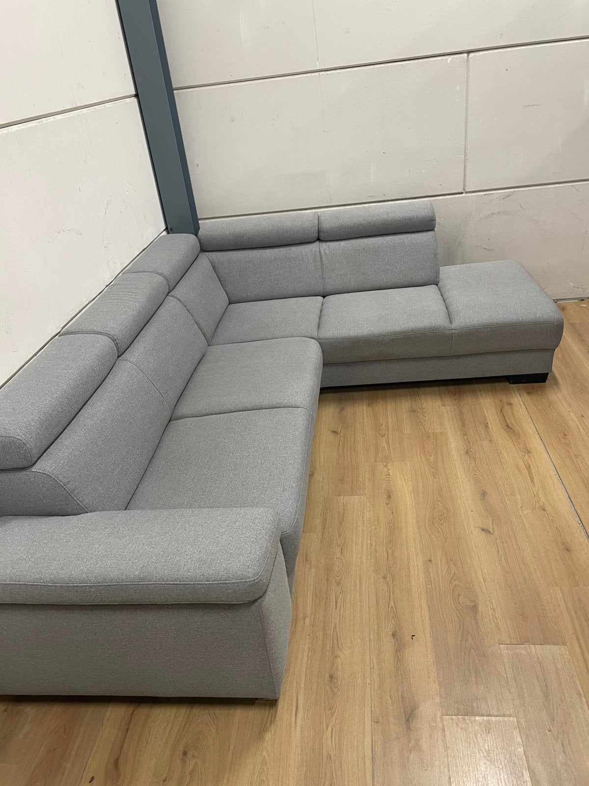 Mooie luxe licht grijze hoekbank met hoofdsteunen GEREINIGD!, Huis en Inrichting, Ophalen, 250 tot 300 cm, Luxe, Hoekbank