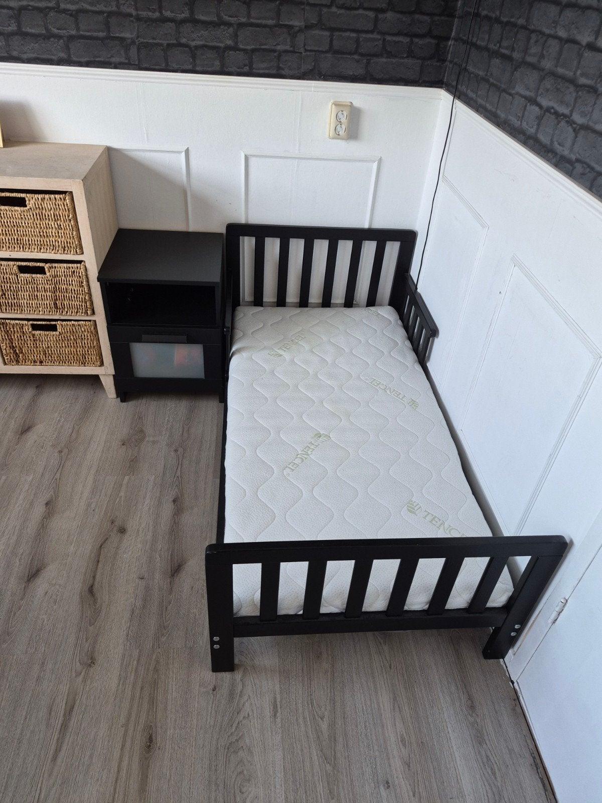 Peuterbedje 2x  met matras en toebehoren, Ophalen, Gebruikt, Zwart, 190 cm of minder