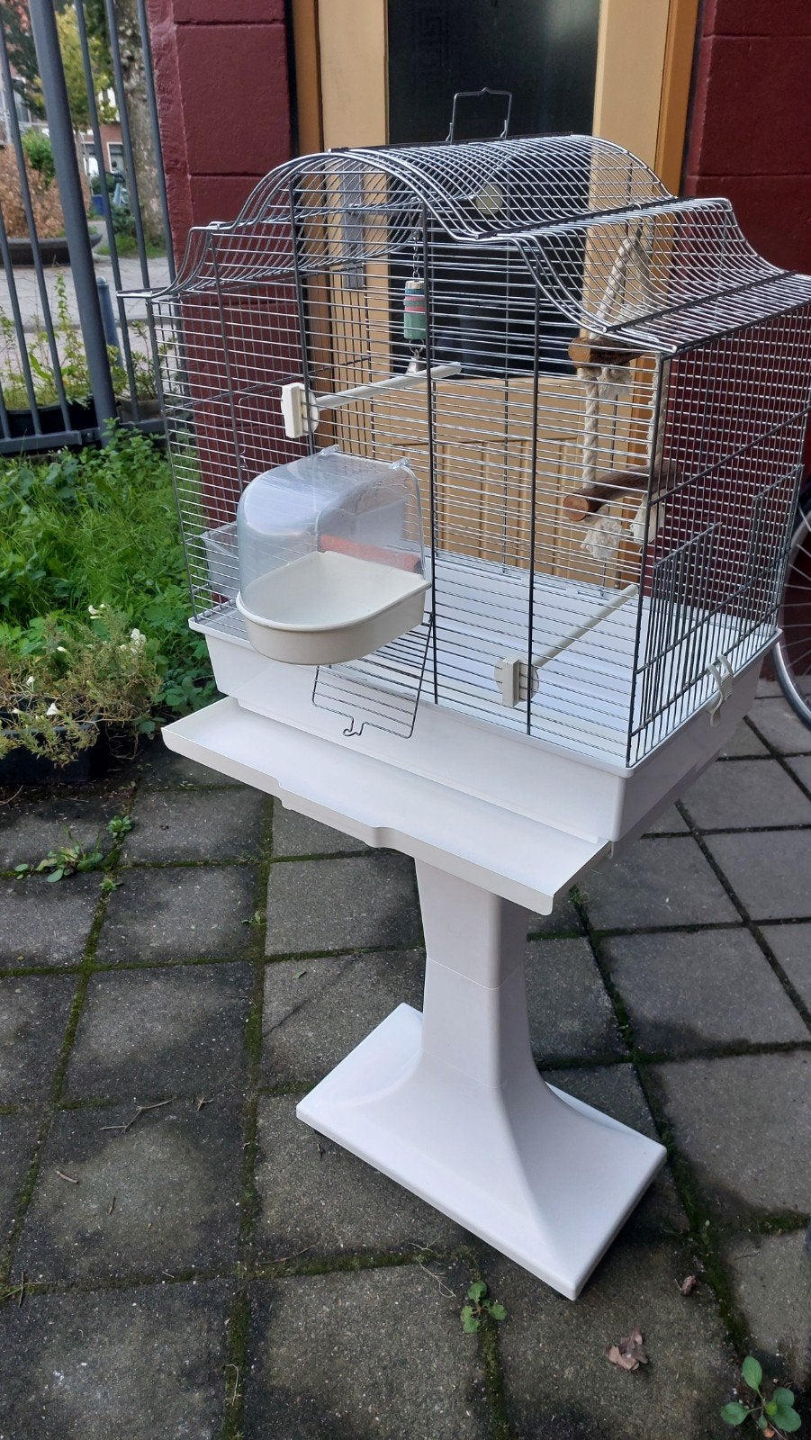 te koop gebruikt vogelkooi met standaard op wielen, Dieren en Toebehoren, Ophalen, Gebruikt, Metaal, Vogelkooi