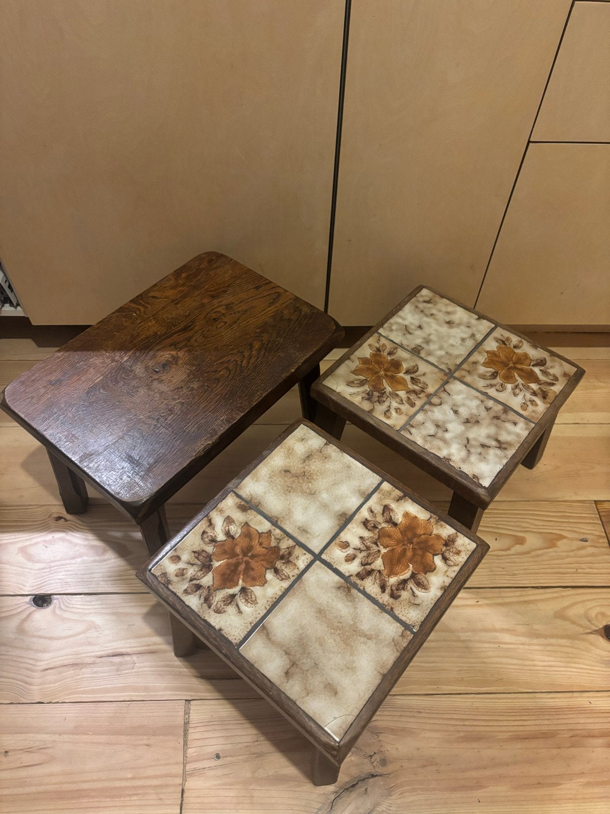 Set van 3 vintage bijzettafels van hout en tegels, Huis en Inrichting, Tafels | Bijzettafels, Ophalen, Minder dan 45 cm, Minder dan 55 cm