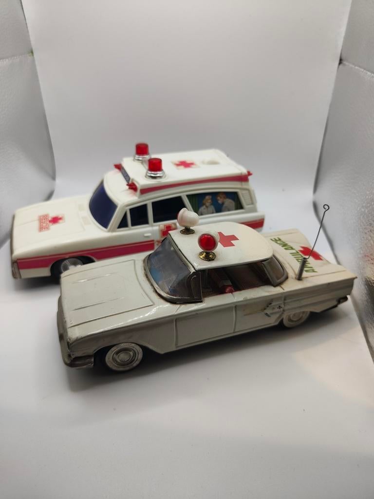 Vintage speelgoed ambulances made in Japan & Hong Kong, Antiek en Kunst, Antiek | Speelgoed, Ophalen of Verzenden