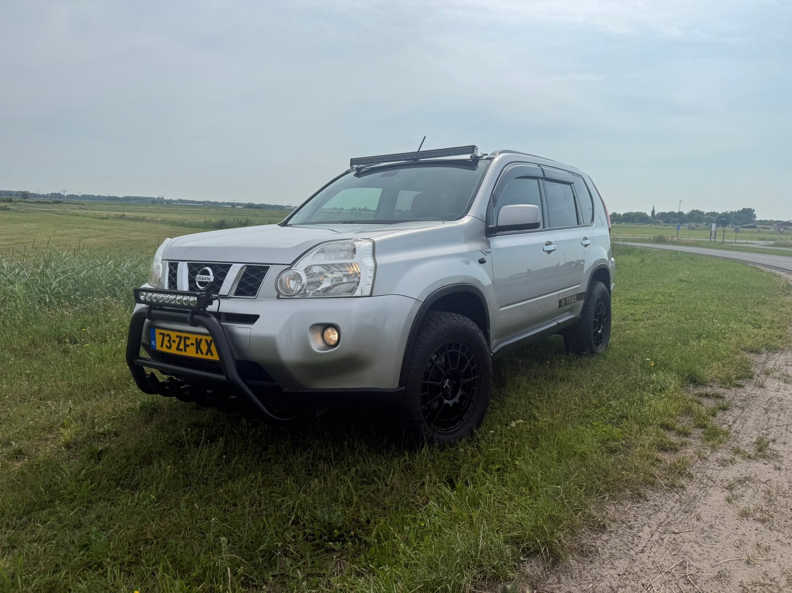 UNIEKE! Nissan X-Trail 2.5 4WD 2008 luifel imperial daktent, Auto's, Zwart, 4 cilinders, 2000 kg, Handgeschakeld