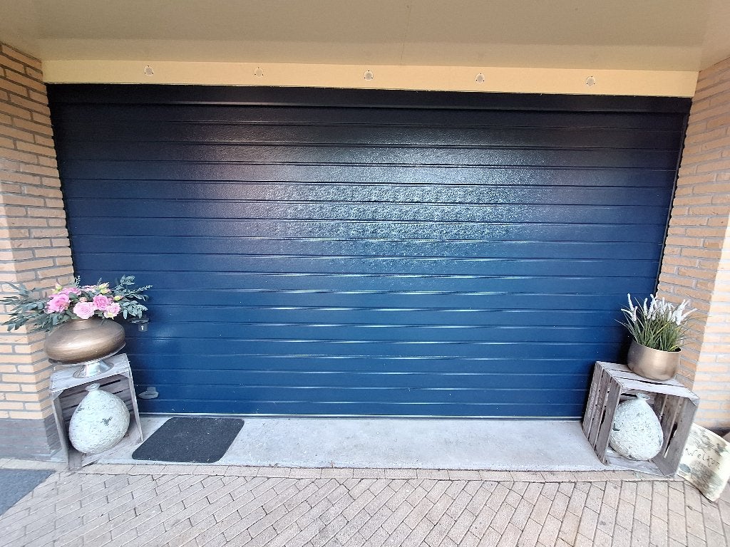 4m brede geisoleerde garagedeur (sectionaal) met handzender, Doe-het-zelf en Verbouw, Ophalen, Kunststof, Gebruikt, Garagedeur