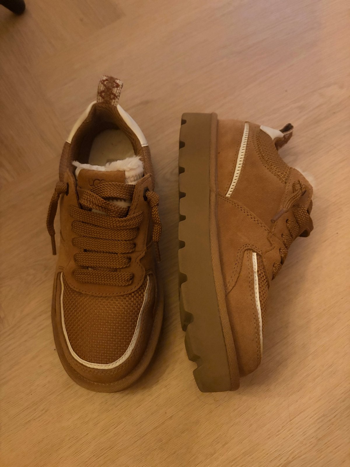 UGG Sneakers Bruin - Zo goed als nieuw, Ophalen, Bruin, Sneakers of Gympen, Zo goed als nieuw