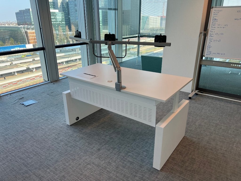 Gispen Verstelbaar bureau met slinger, kabelgoot, 2 st, Huis en Inrichting, Gispen, 160 cm, Gebruikt, Metaal