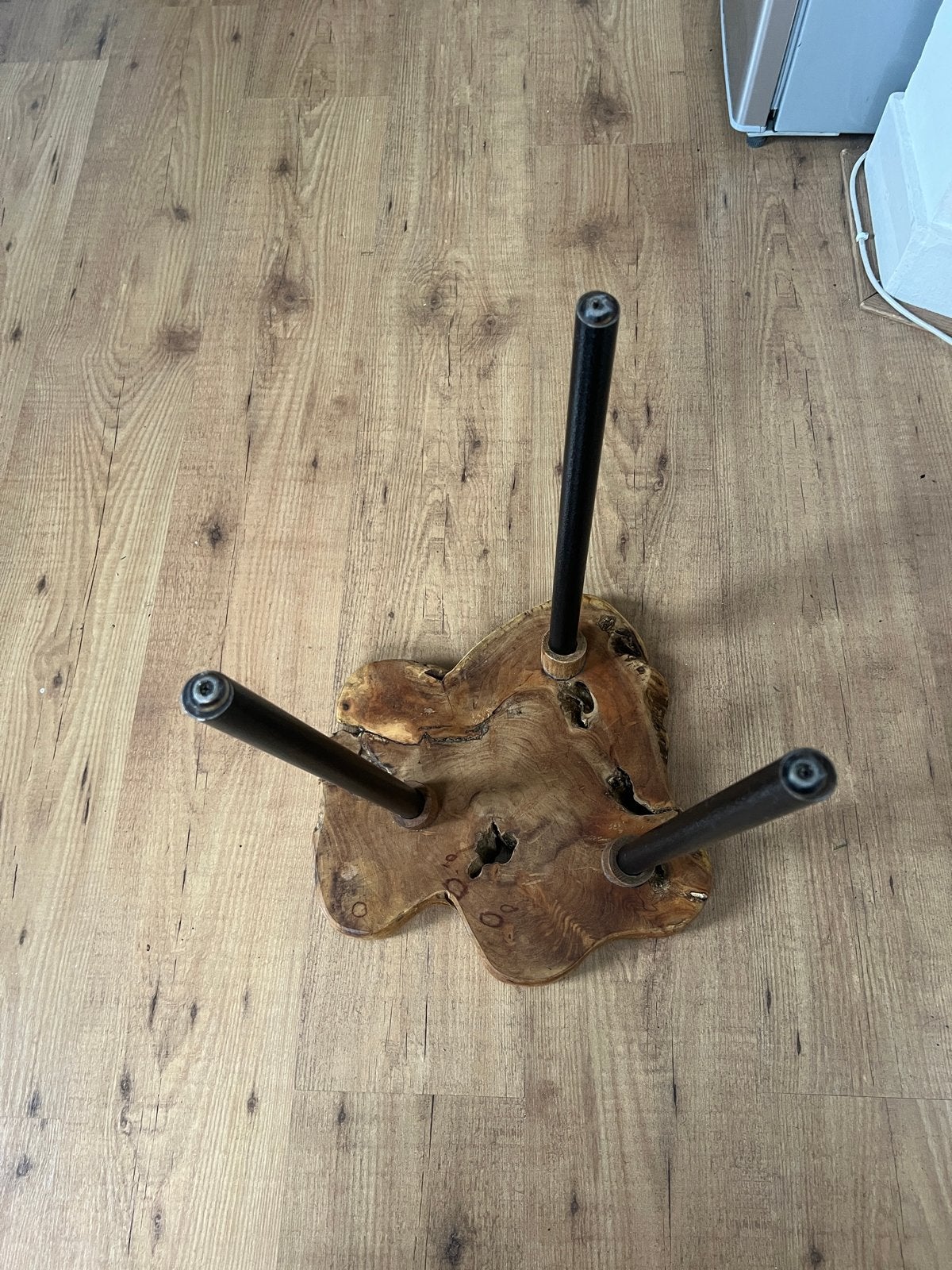 Unieke bijzettafel van boomstam met metalen poten, Huis en Inrichting, Tafels | Bijzettafels, Zo goed als nieuw, Overige vormen