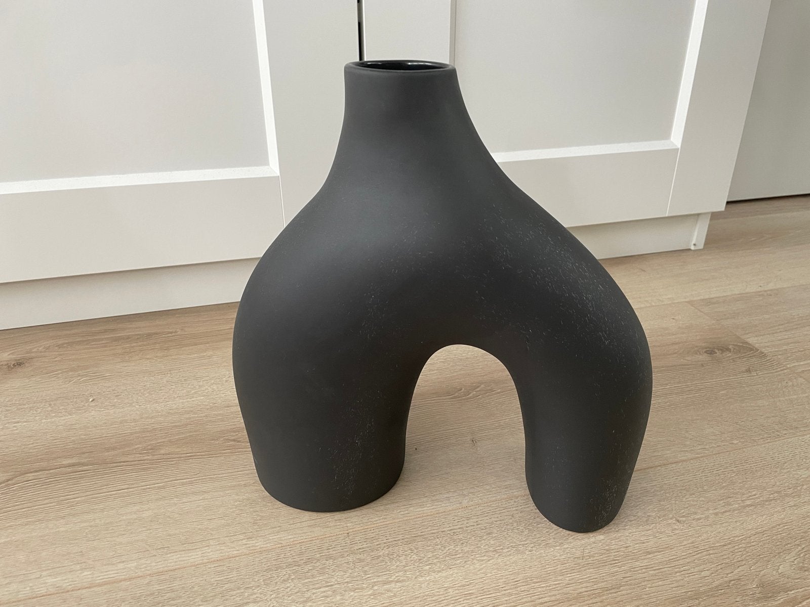 Moderne zwarte vaas - H&M Home, Huis en Inrichting, Woonaccessoires | Vazen, Zwart, Aardewerk of Porselein, Ophalen of Verzenden