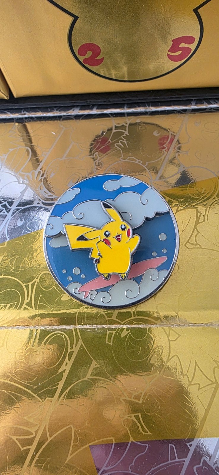 Pikachu Surfer Pin - Pokémon 25th Anniversary, Hobby en Vrije tijd, Ophalen of Verzenden