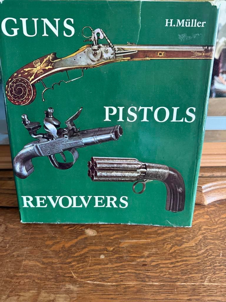 Guns, Pistols, Revolvers - H. Müller, Boeken, Overige Boeken, Gelezen, Ophalen of Verzenden