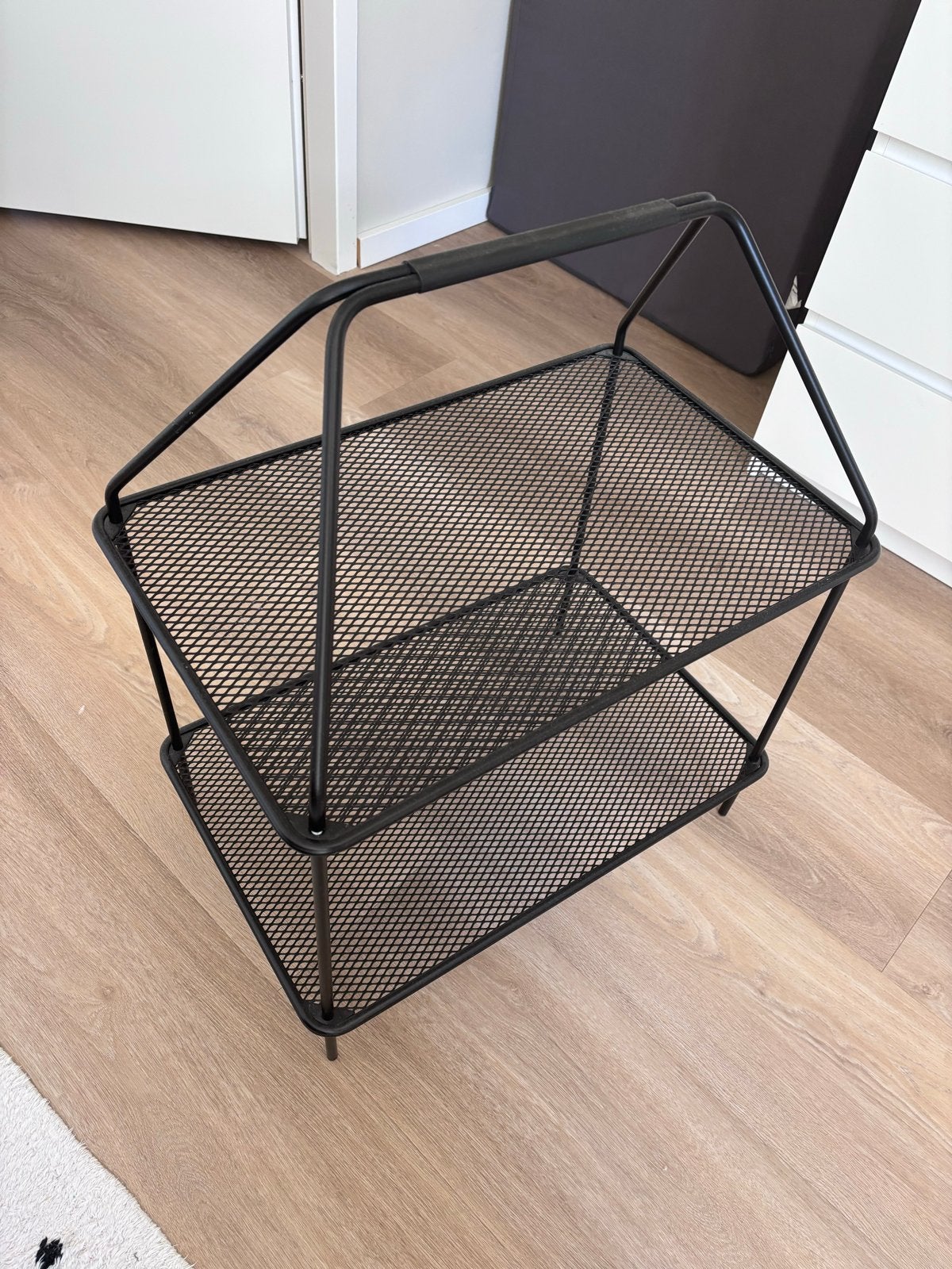 Zwart metalen rekje/tafeltje met twee lagen en handvat, Ophalen, Metaal, Industrieel, Gebruikt