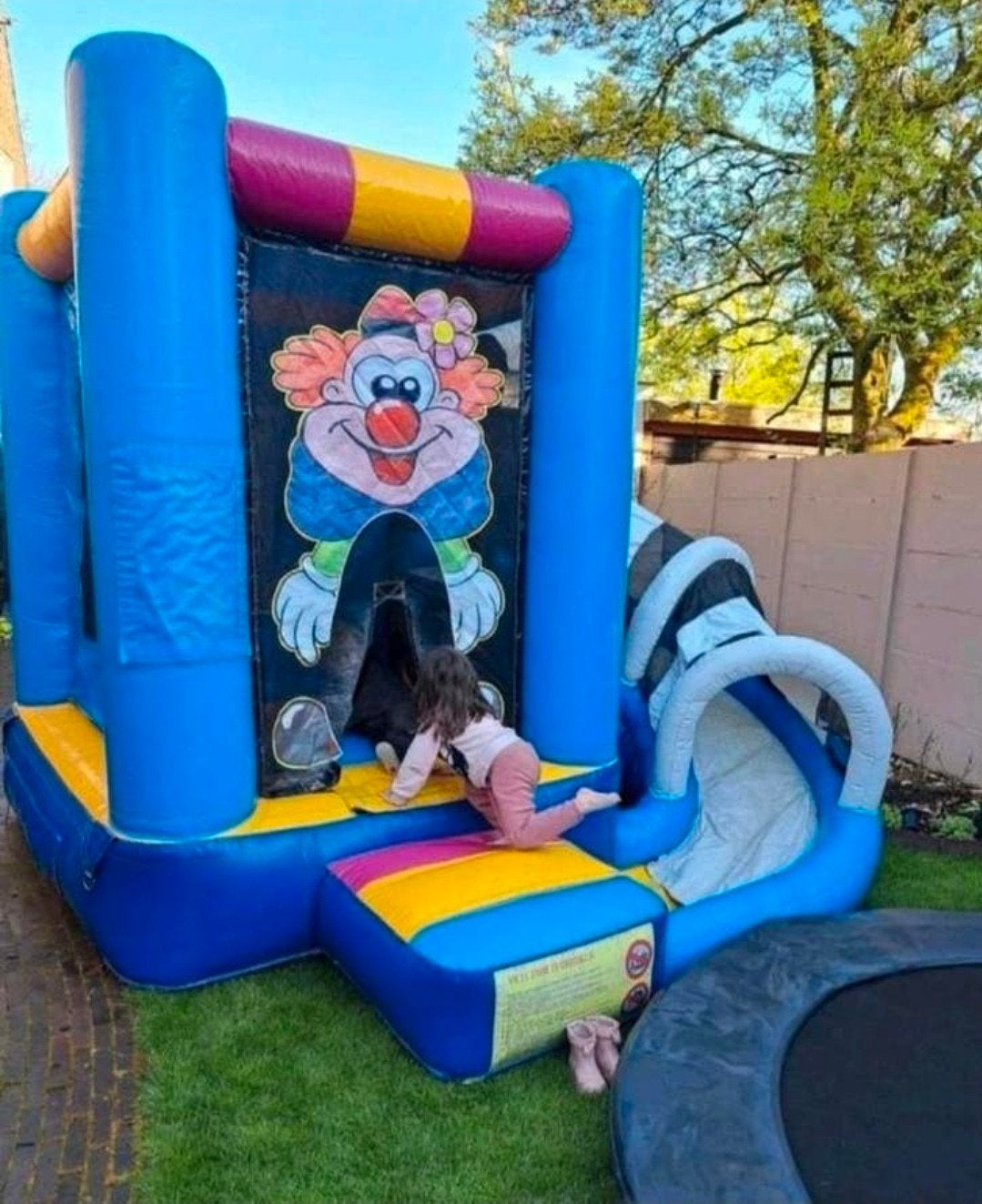 Springkussen clown met glijbaantje te koop.

Prijs €850, Ophalen of Verzenden, Zo goed als nieuw, Overige