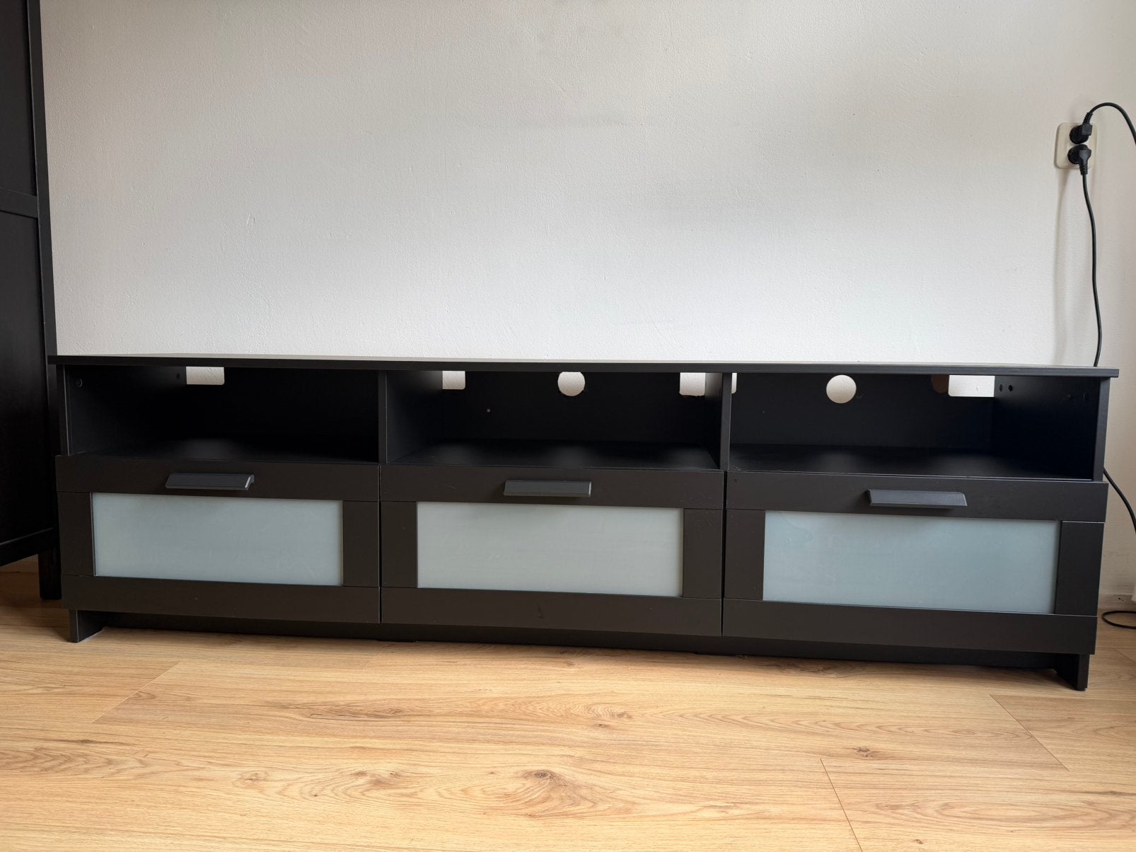 Gratis af te halen: zwart IKEA tv-meubel, Ophalen, Gebruikt, 25 tot 50 cm, Minder dan 100 cm