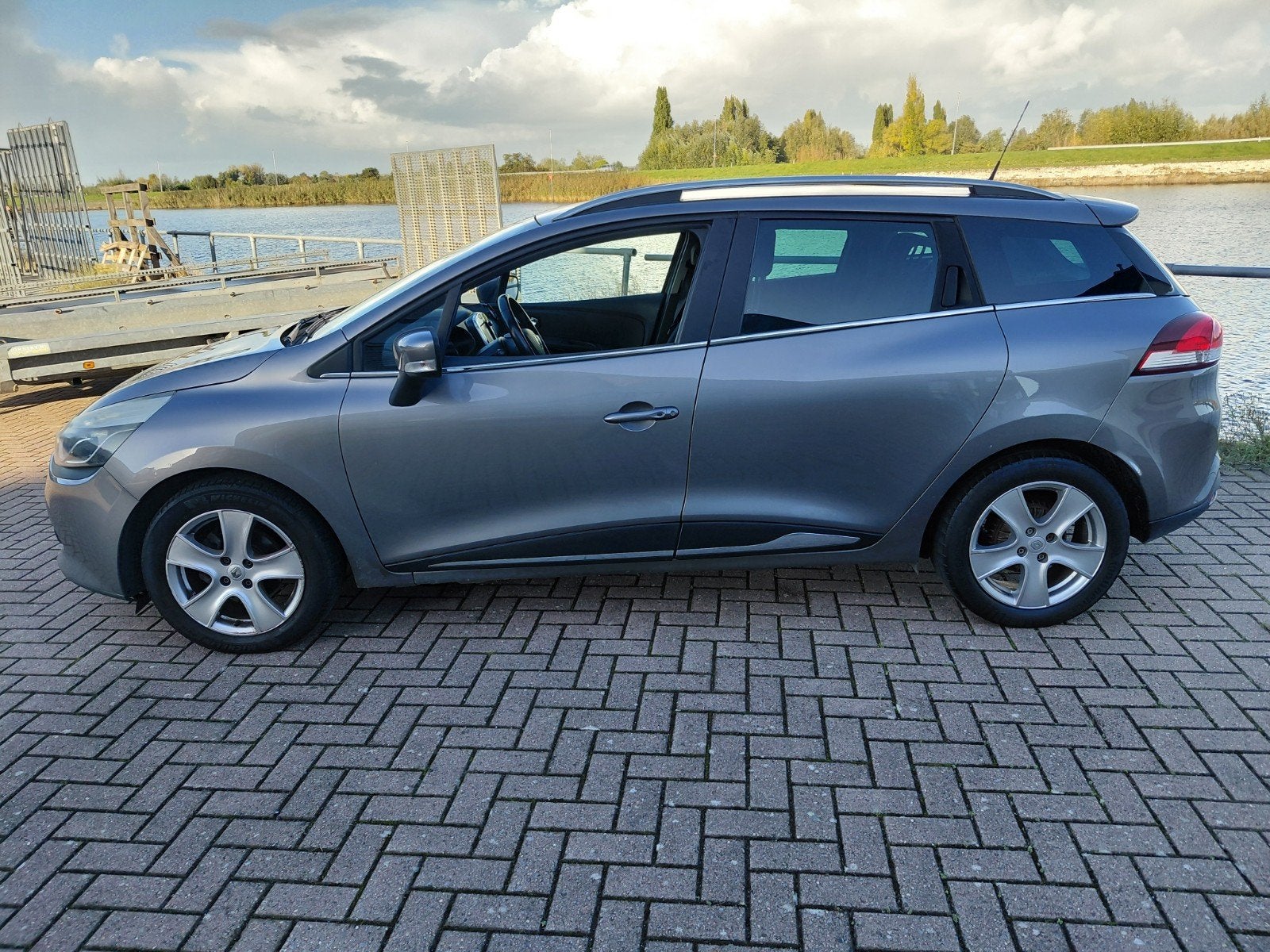 Renault Clio 1.2 TCE 87KW Estate EDC 2016 Automaat, Stof, 1139 kg, 4 cilinders, 49 €/maand