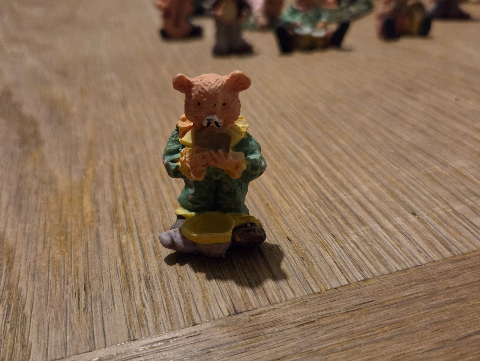 Beertje in clownspakje - Decoratiebeeldje, Ophalen of Verzenden, Gebruikt