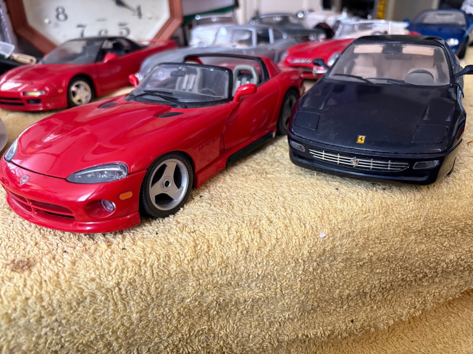 2 stuks !   Dodge en Ferrari.    Burago !, Ophalen of Verzenden, Zo goed als nieuw, Bburago