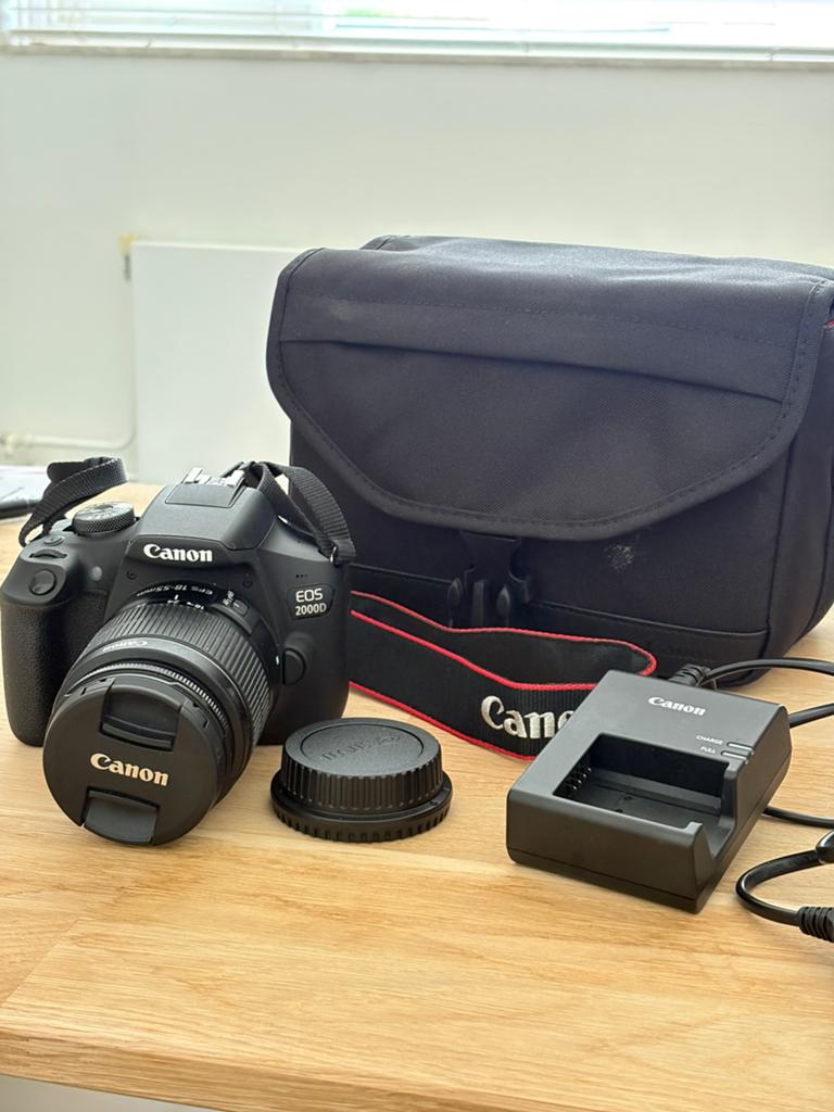 Canon EOS 2000D met EFS 18-55mm lens, oplader en tas, Ophalen, Spiegelreflex, Canon, Zo goed als nieuw