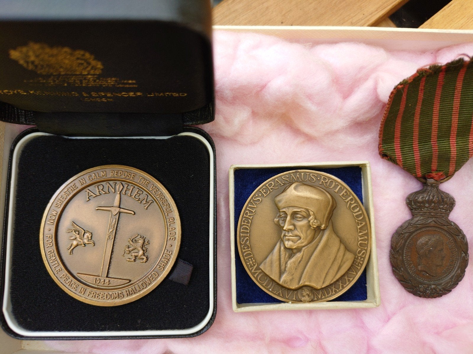 Set van 3 historische medailles: Arnhem, Erasmus en Koningin, Postzegels en Munten, Ophalen of Verzenden, Brons, Nederland